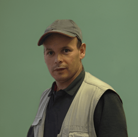 Homme avec une casquette gris vert