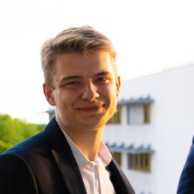 Mon portrait avec le soleil sur le visage