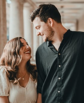 Junges Paar in Wiesbaden, FOto aufgenommen bei einem Fotoshooting in Wiesbaden durch JK Photography