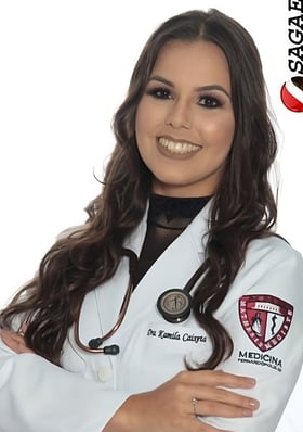 Dra. Kamila Caixeta, uma mulher utilizando um jaleco branco e um stethoscoped.