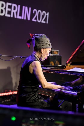 Aki Tekase spielt auf einem Klavier.