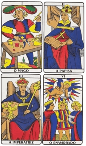 Quatro cartas do tarô de Marselha, o Mago, a Papisa, a Imperatriz e o Enamorado.