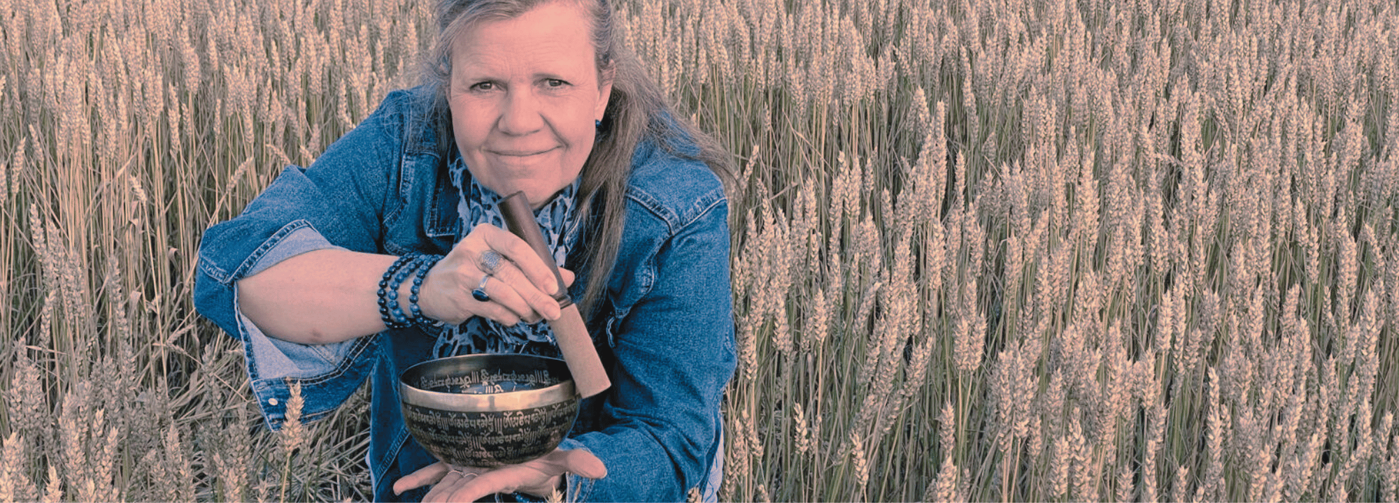 Portrait de Nathalie Collet dans les champs - Voix Son Vibration