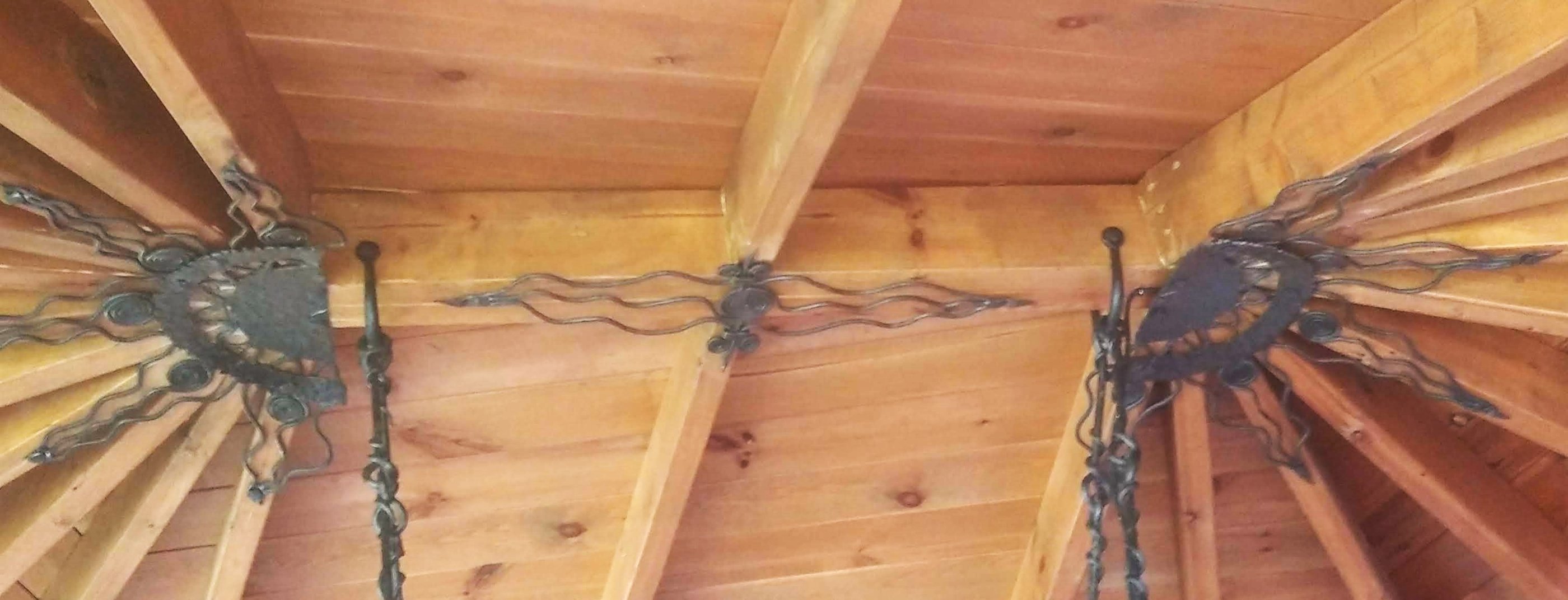 Lauko pavėsinės lubinių konstrukcijų papuošimas rankų darbo kaltiniais darbais