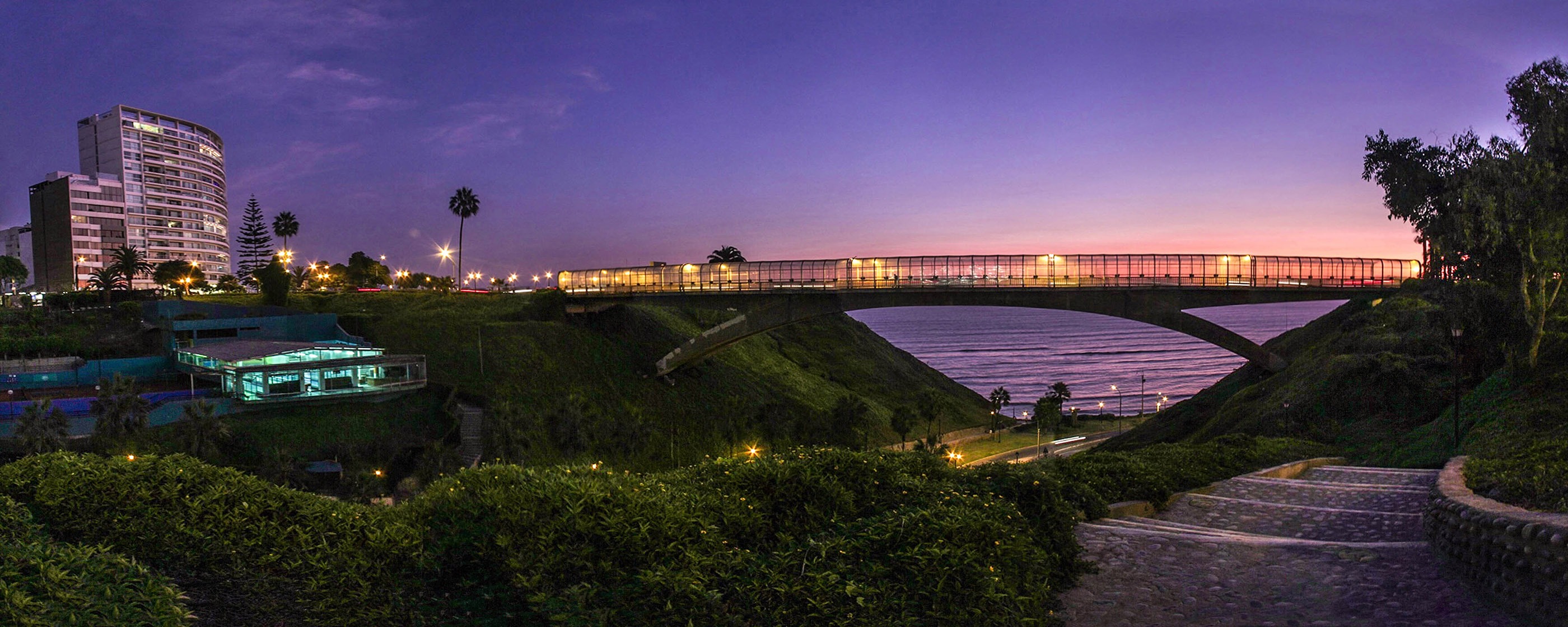 Vista panorámica al atrdecer del Puente Villena en Miraflores, Lima