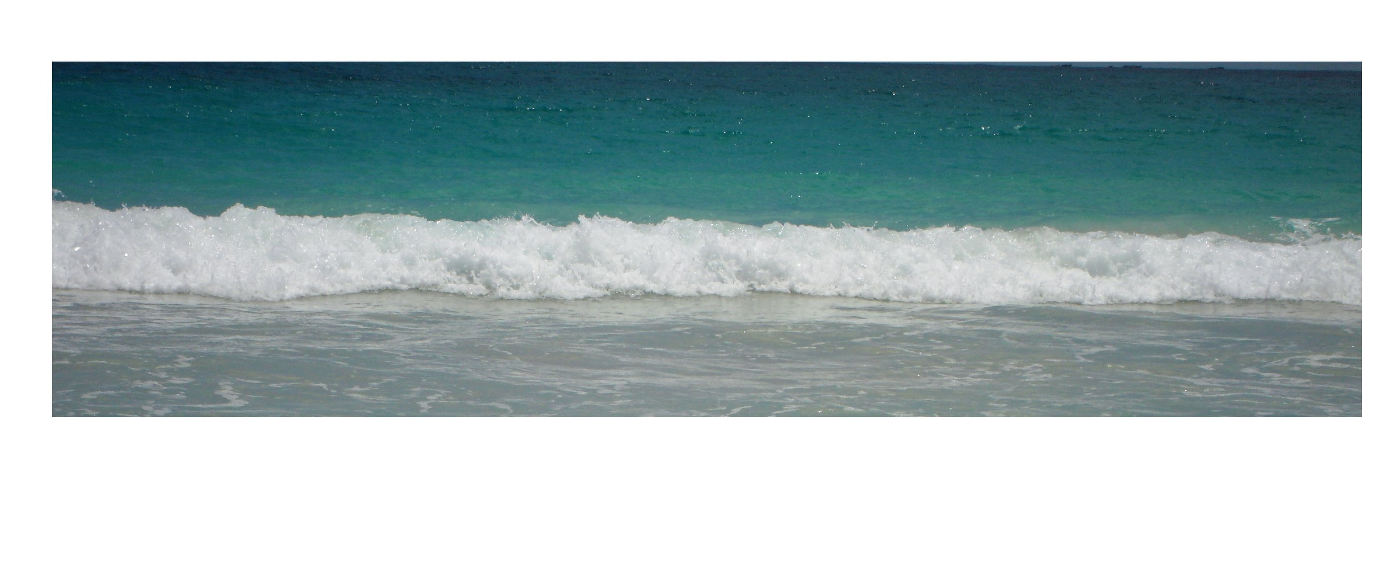 Olas turquesa rompiendo en la orilla;Turquoise waves breaking on the shore