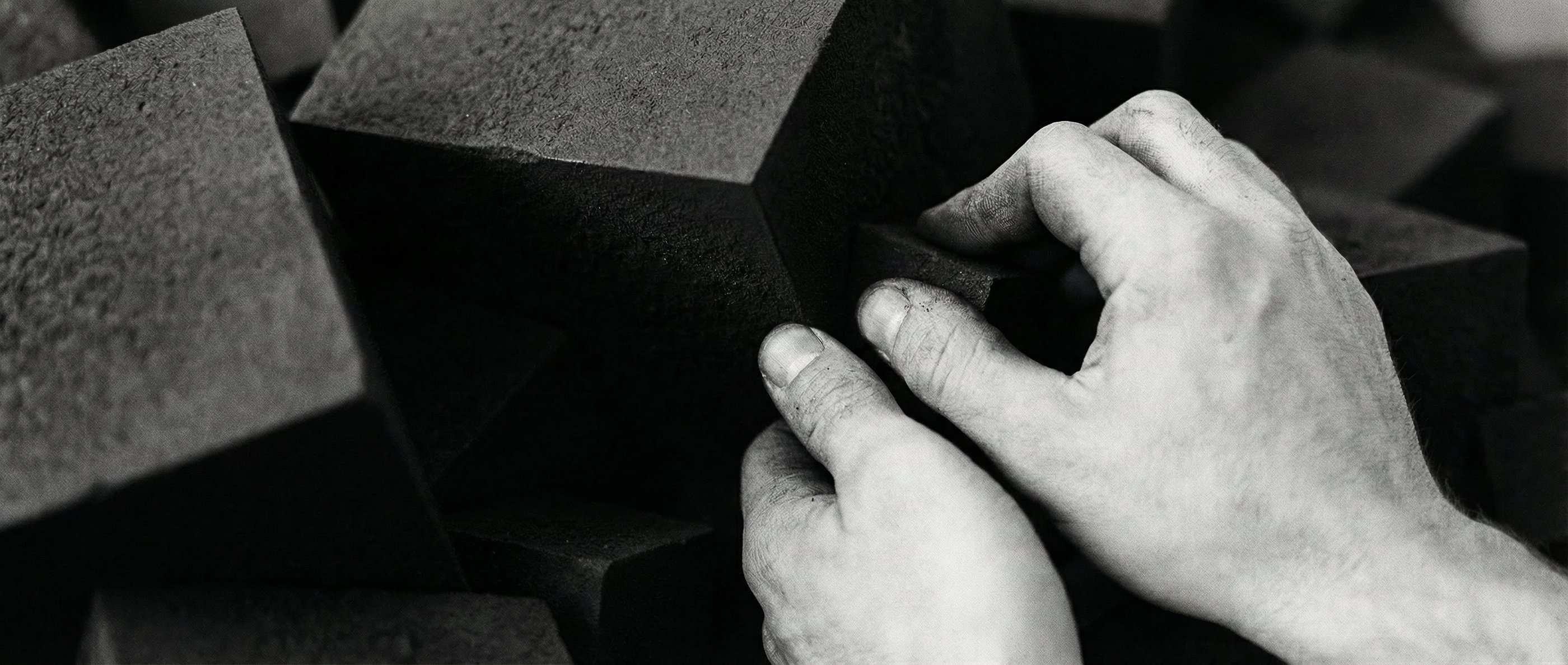 Gros plan de mains qui travaillent sur sculpture Pyrite Stanislas Garaud