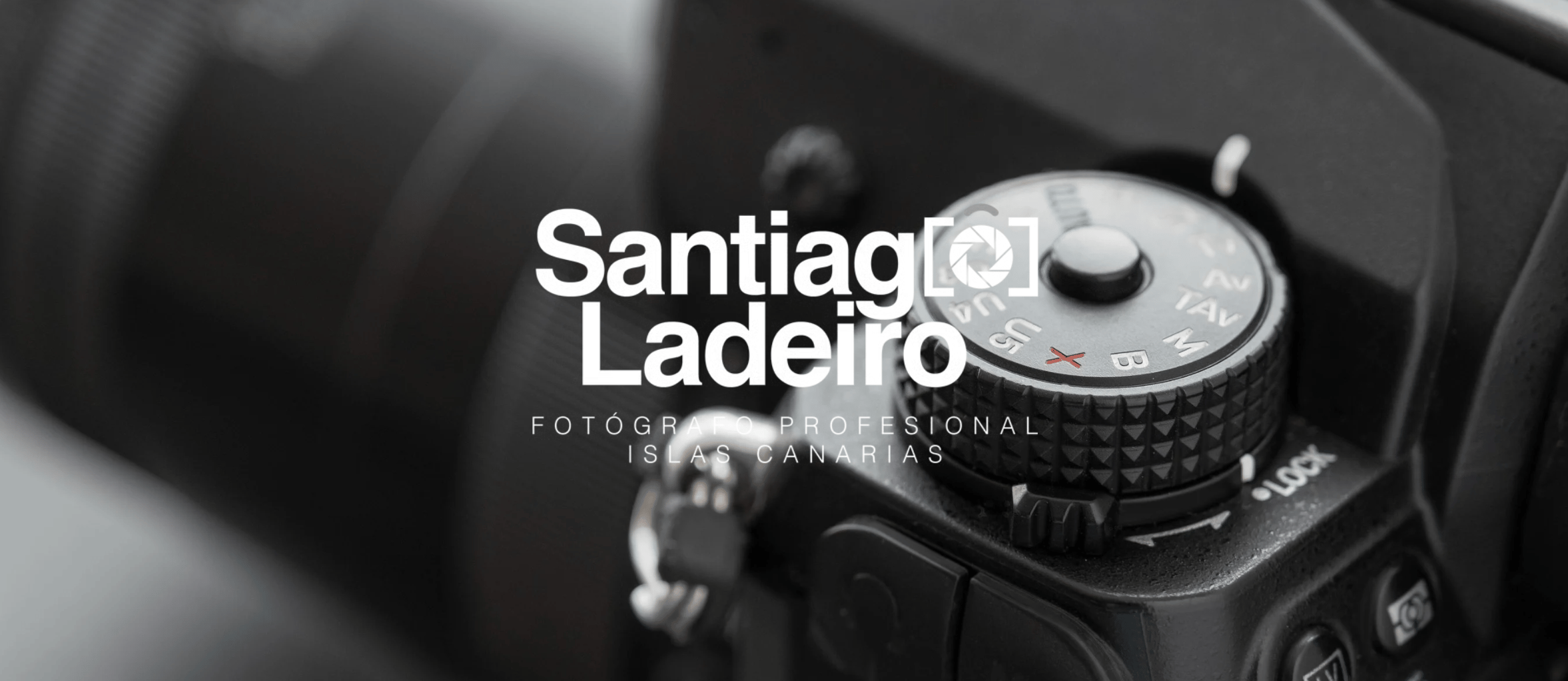 Logo de Santiago Ladeiro, fotógrafo profesional en Islas Canarias, sobre fondo de cámara fotográfica