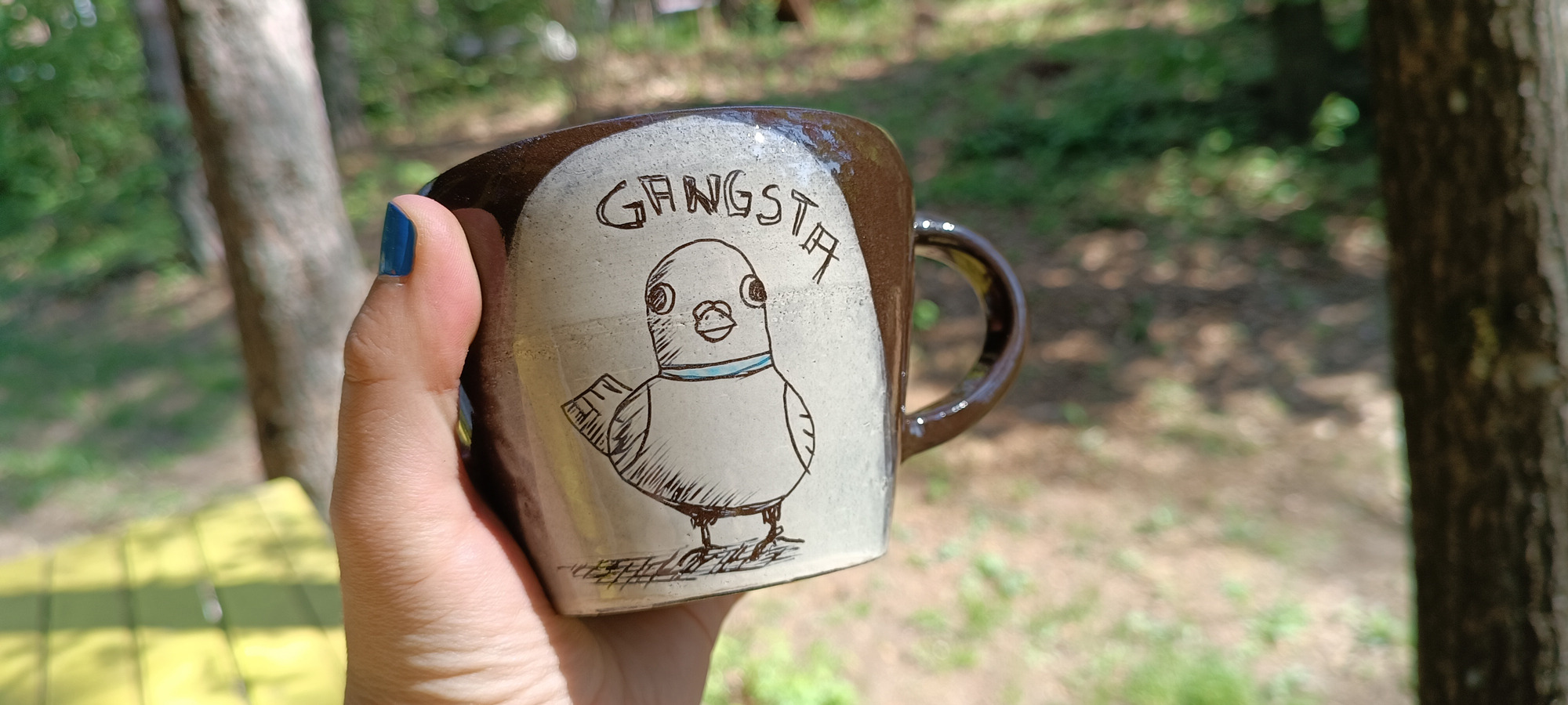 Puodelis su balandžio iliustracija ir užrašu GANGSTA