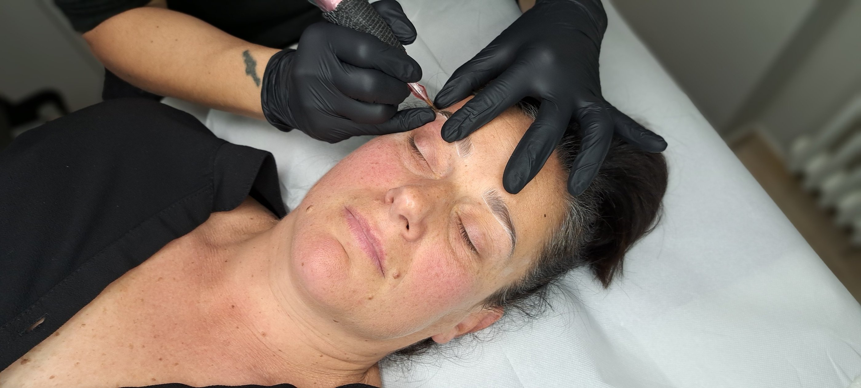 Trattamento tatoo sopracciglia in corso per definizione e riempimento della forma naturale