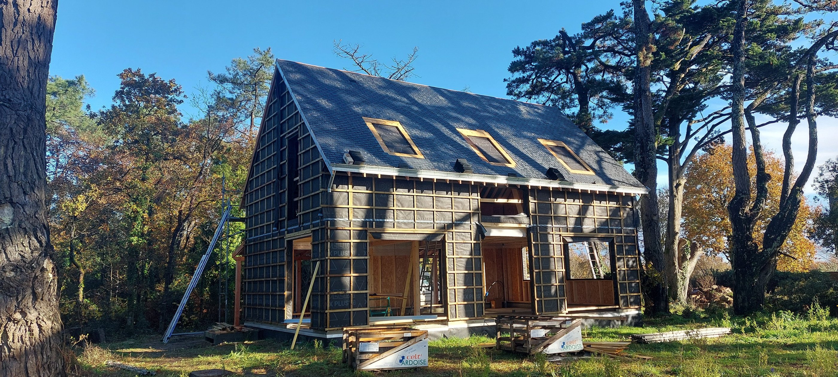Chantier d'une maison neuve ossature bois. Architecte Vannes