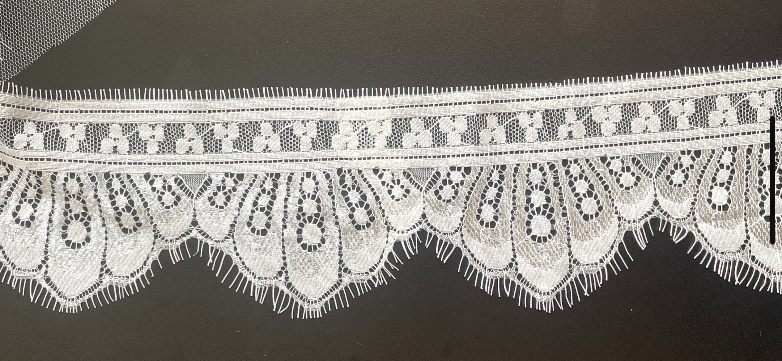 Blonde stosning af skrædder I usynlig syning af vintage look blonde