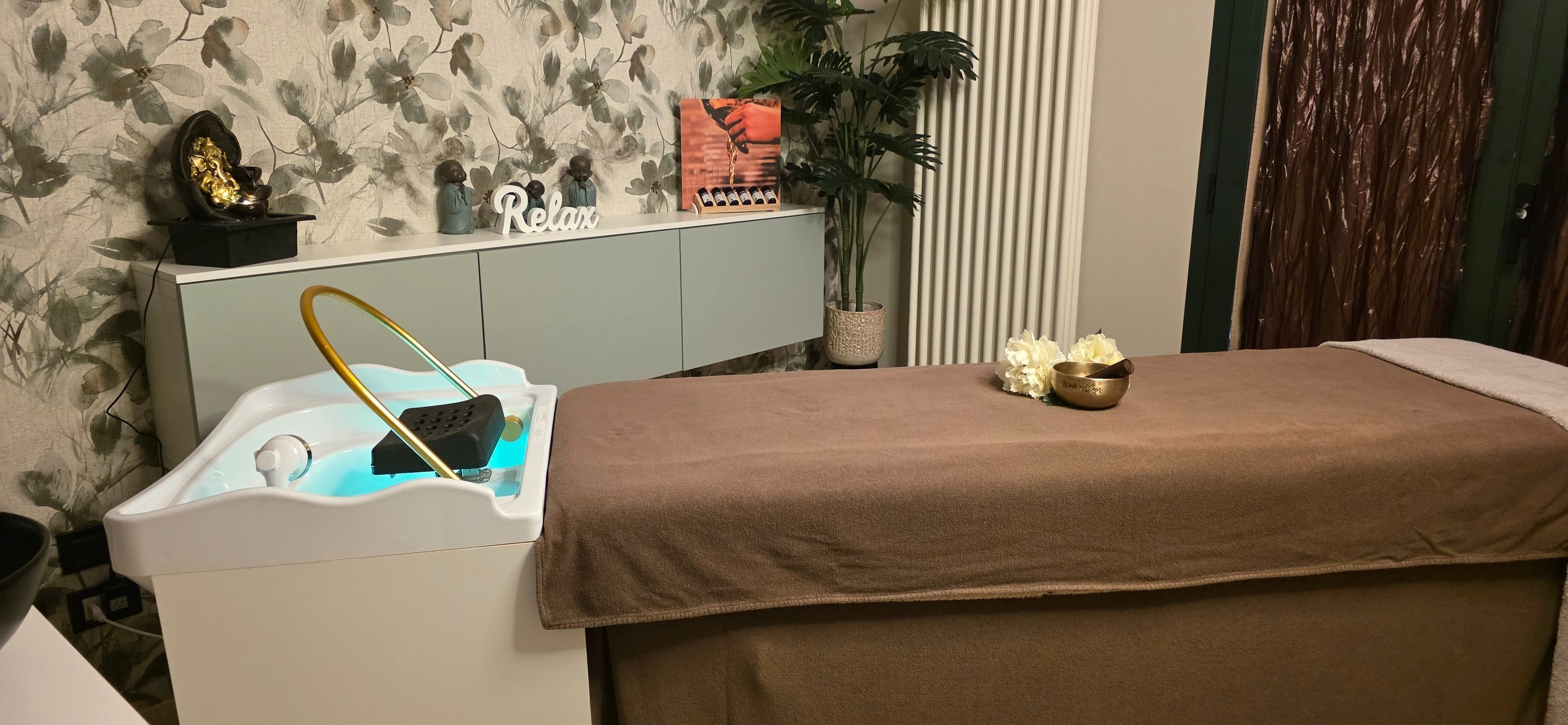 Cabina dedicata al trattamento Head SPA in un centro benessere estetico