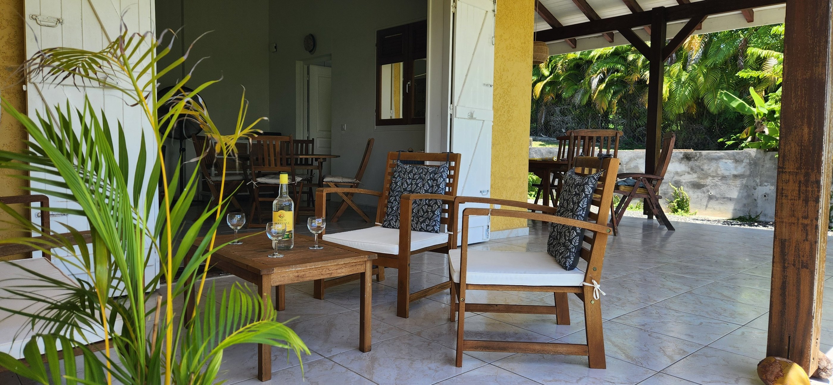 la terrasse couverte de la villa jolan à sainte anne