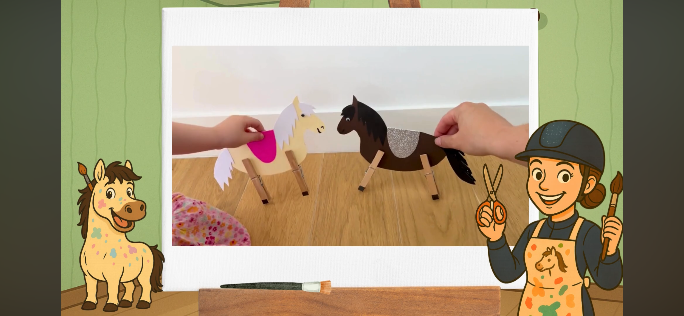 Ponytante und Kind spielen mit den selbstgebastelten Wäscheklammer-Pferden