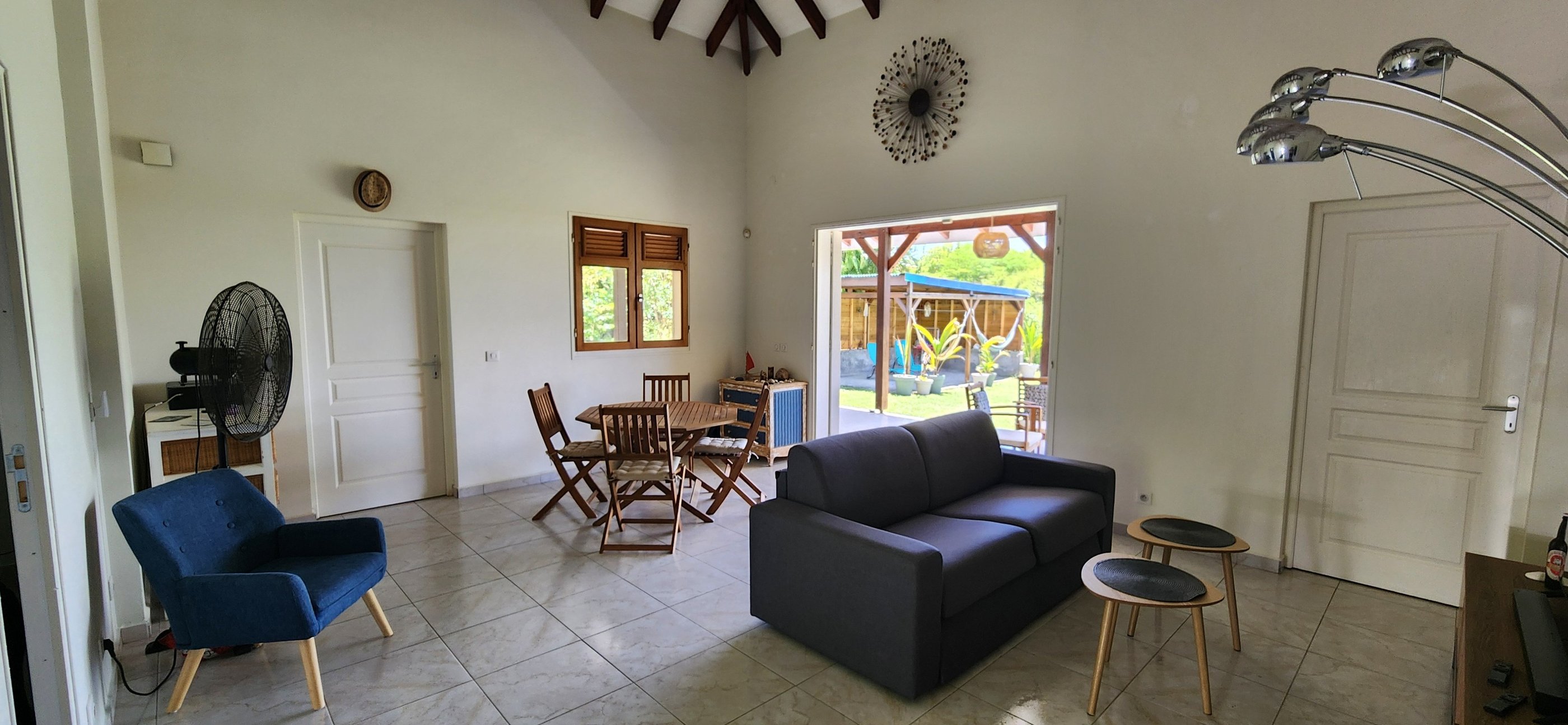 le séjour de la villa jolan équipée d'un canapé convertible
