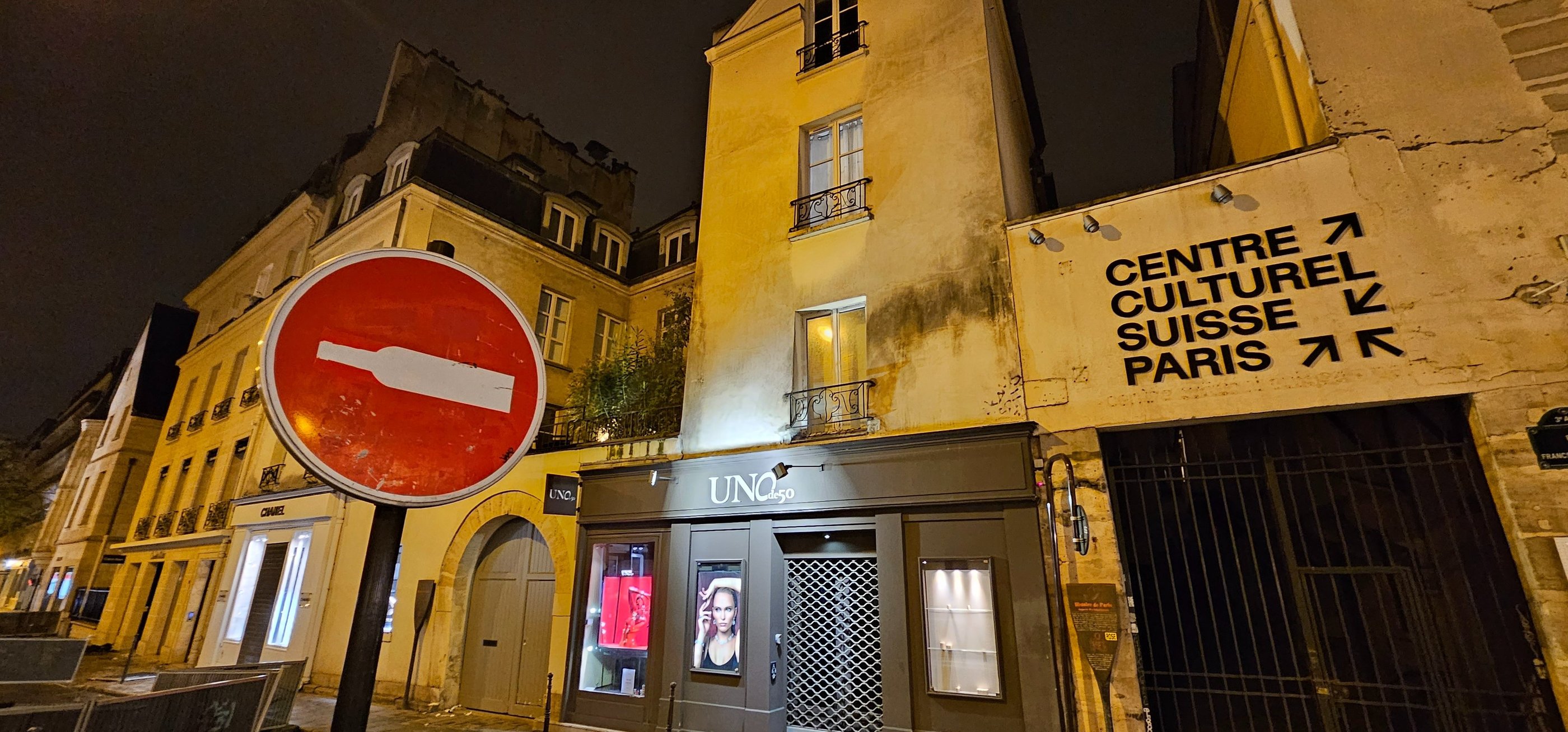Détournement de panneaux de signalisation représentant une bouteille de bordeaux sur un sens interdi