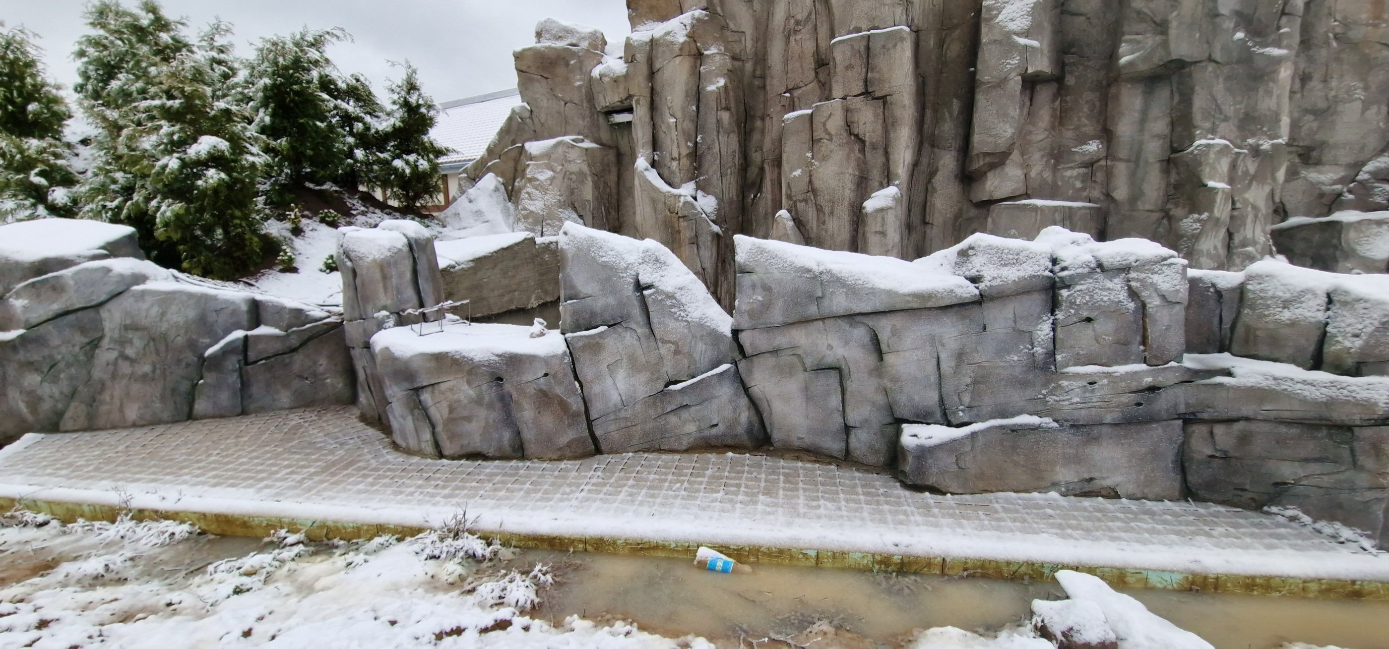 Handcrafted artificial rocks for park and attraction spaces Realistic decorative artificial rock str