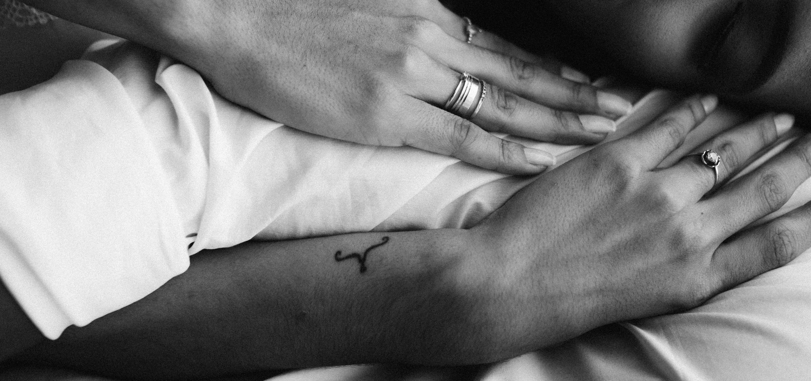 Mains de femme en noir et blanc illustrant les étapes d’un accompagnement conscient