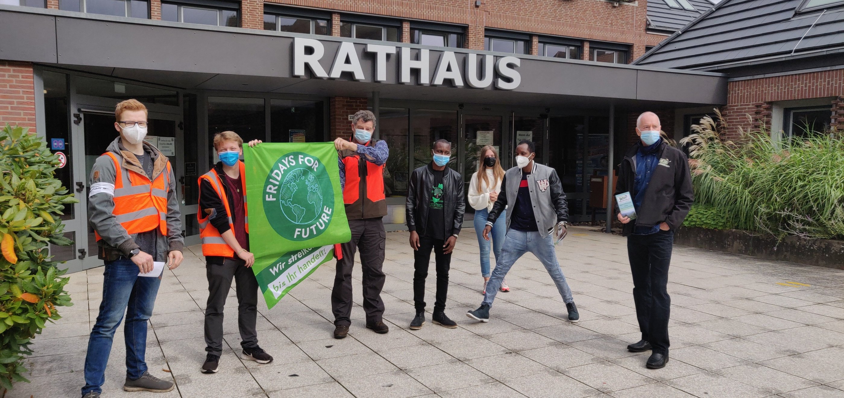 Jörg Grube vor dem Rathaus Eingang in Walsrode