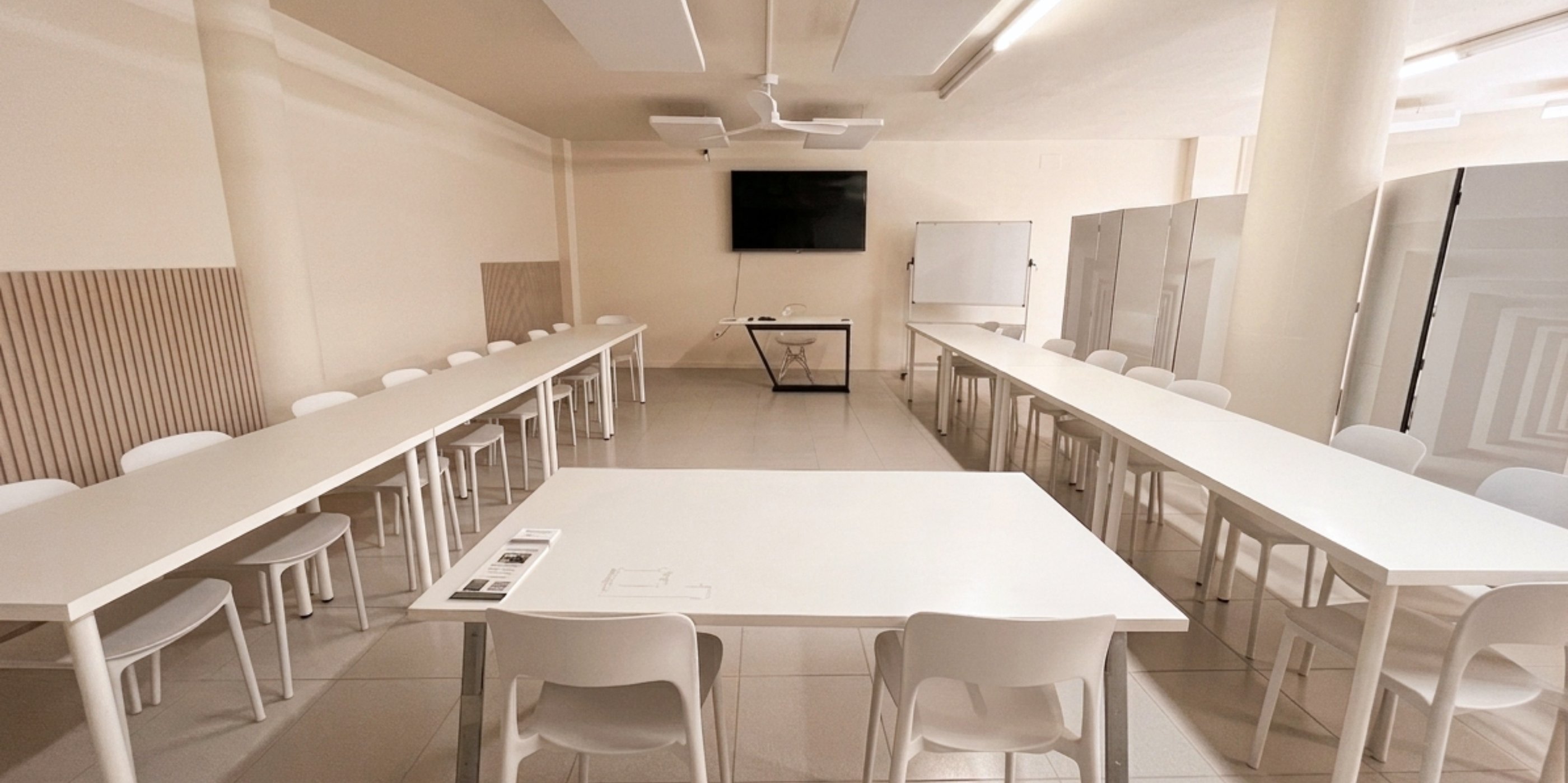 Servicio sala formaciones coworking WanderHub Ciutadella Menorca