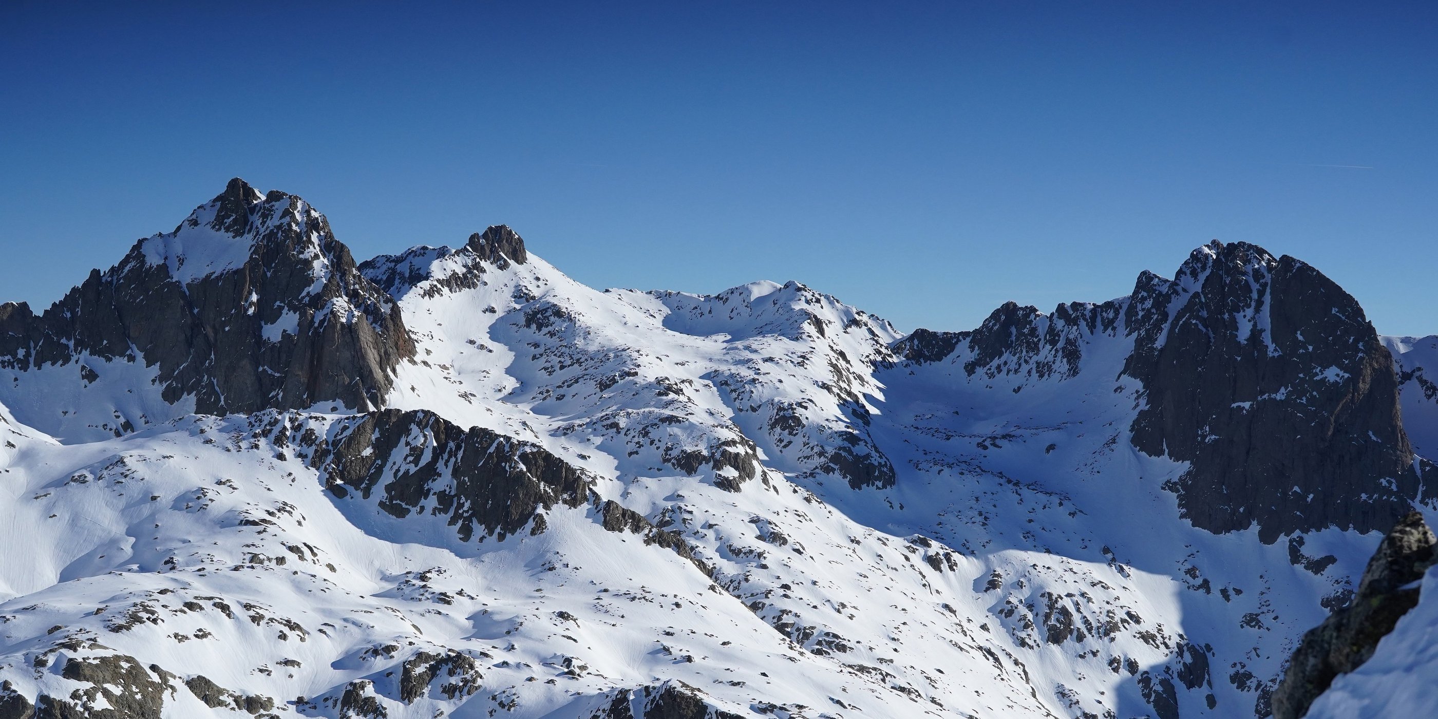 Le Caïre Agnel et la Cougourde à droite