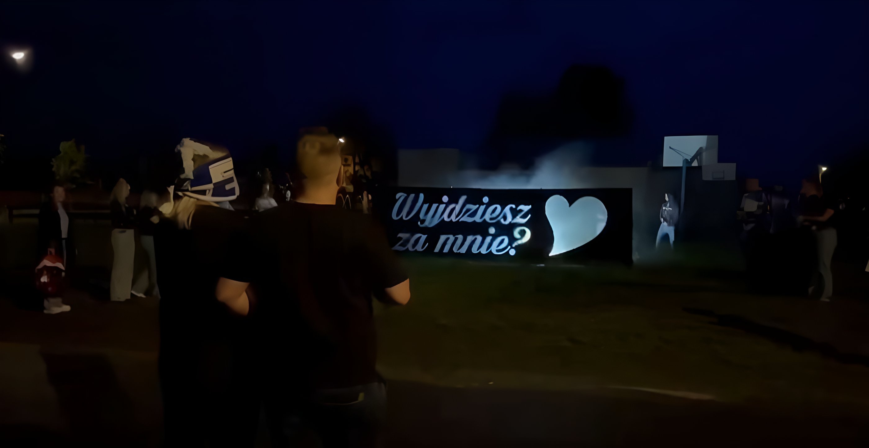 baner zaręczyny z napisem wyjdziesz za mnie pirotechnika