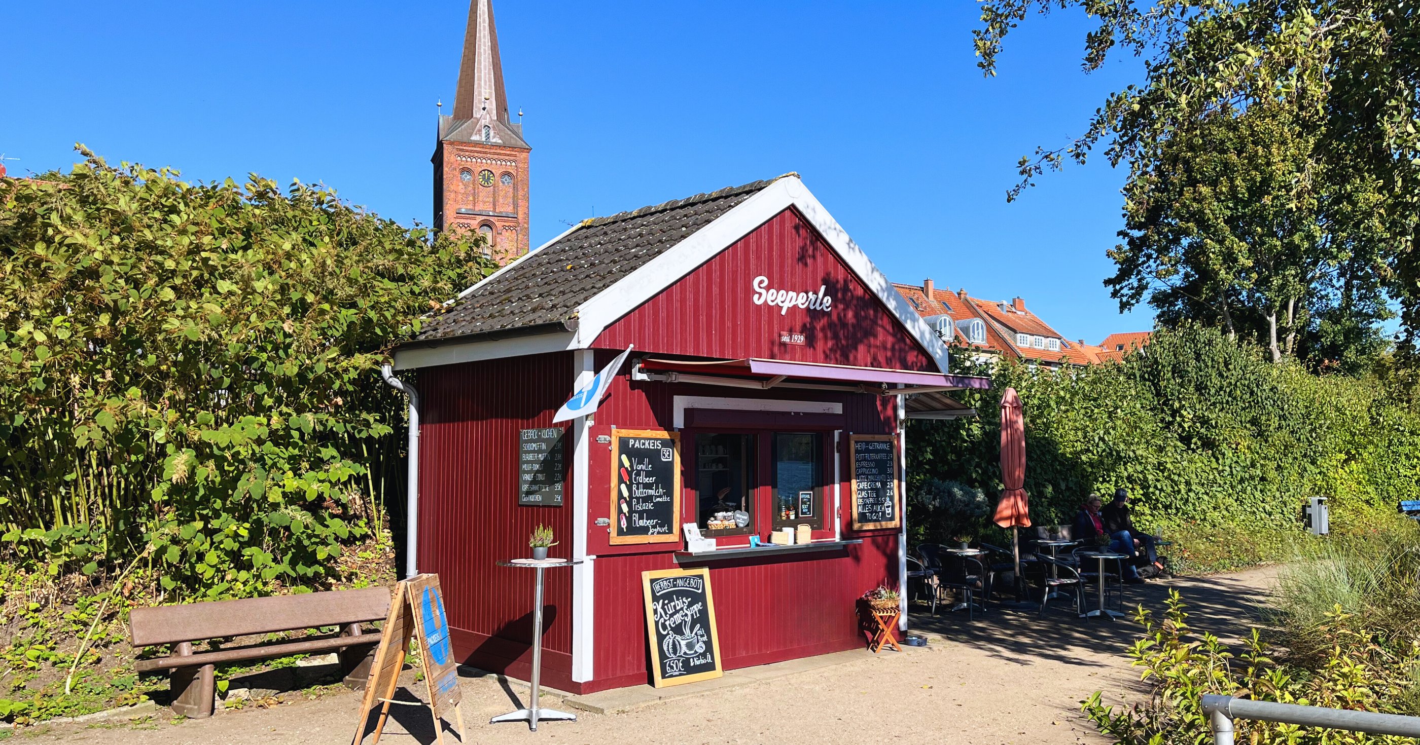 Der Imbiss "Seeperle" am Plöner See, in sonniger Umgebung. Geöffnet mit leckerem Eis, Suppe und mehr