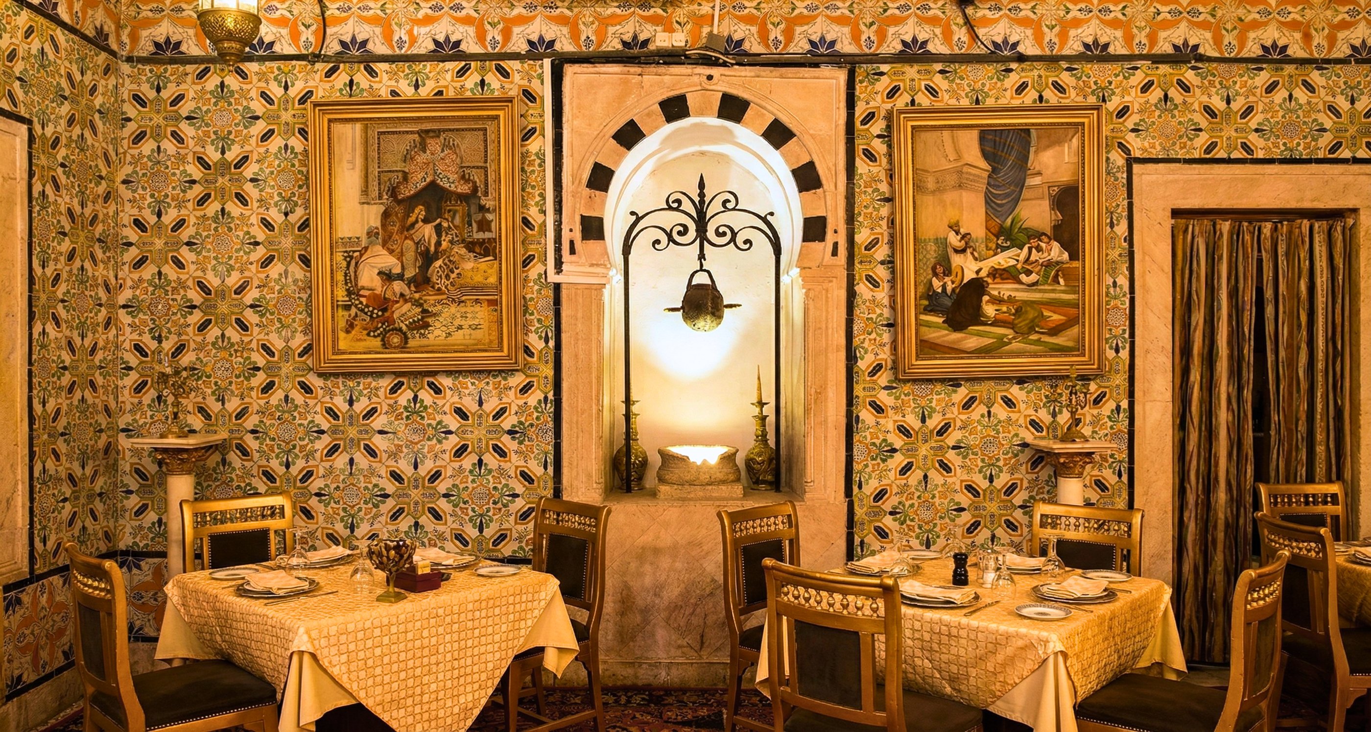 Murs ornés de céramiques anciennes et tableaux dans la salle du palais historique Tunis.