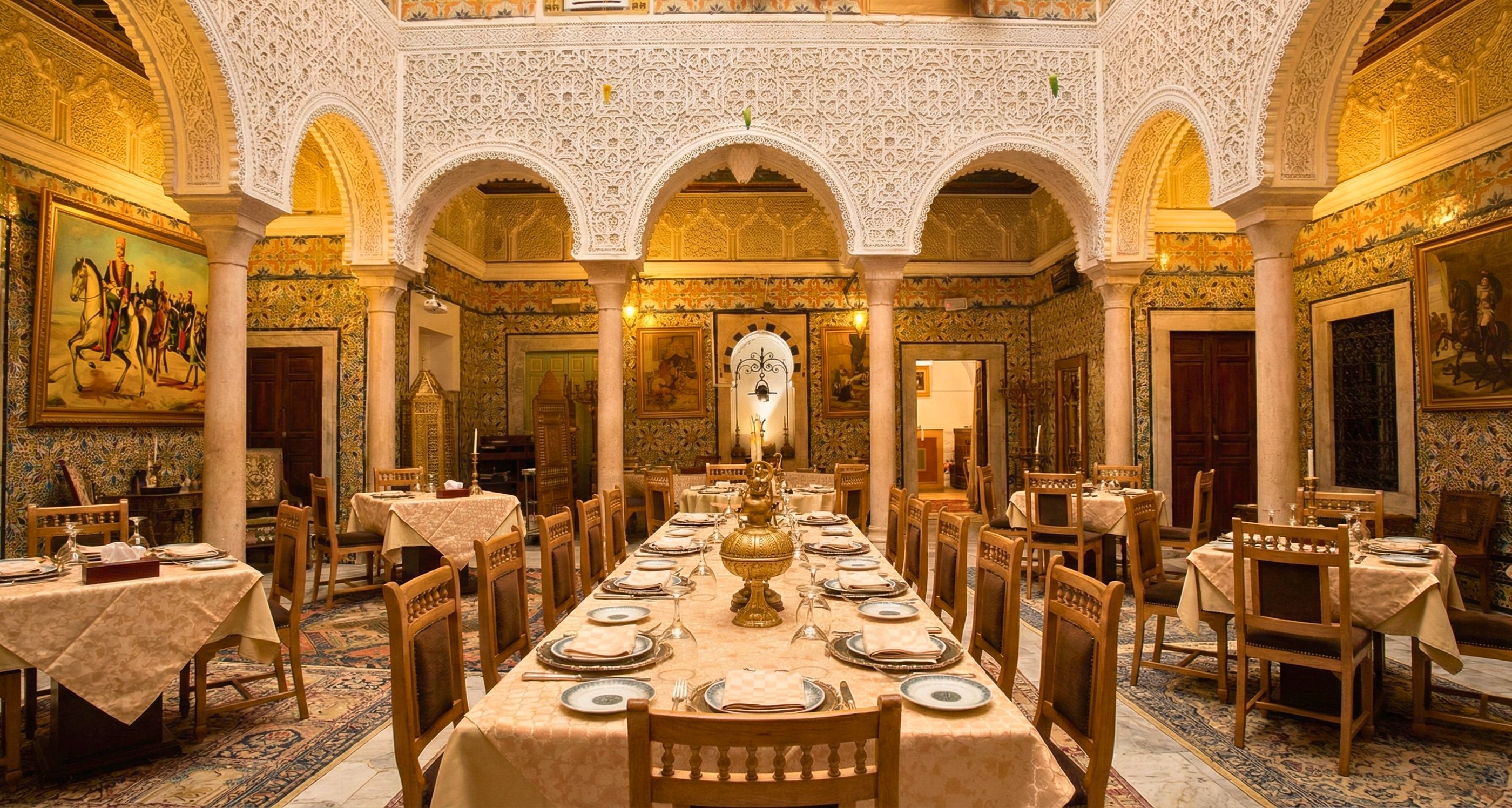 Grande table royale dressée dans le patio central du restaurant gastronomique Médina Tunis.