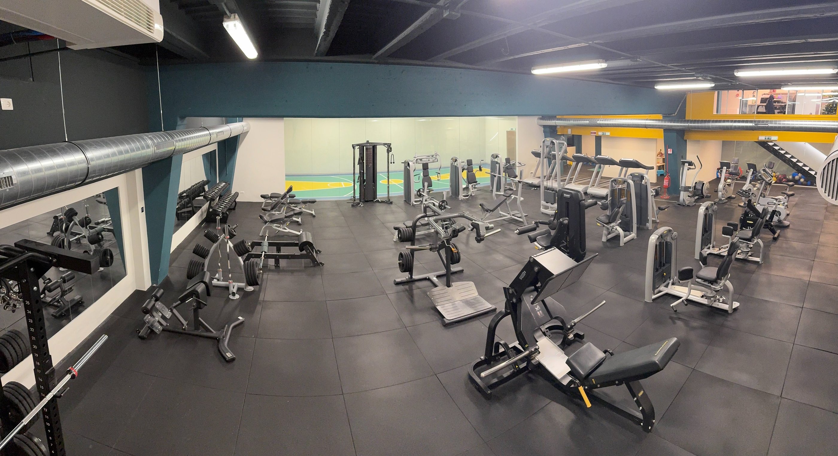 Vista panoramica della sala attrezzata della palestra Move 2 Grow a Milano, con macchinari per allenamenti di forza e cardio