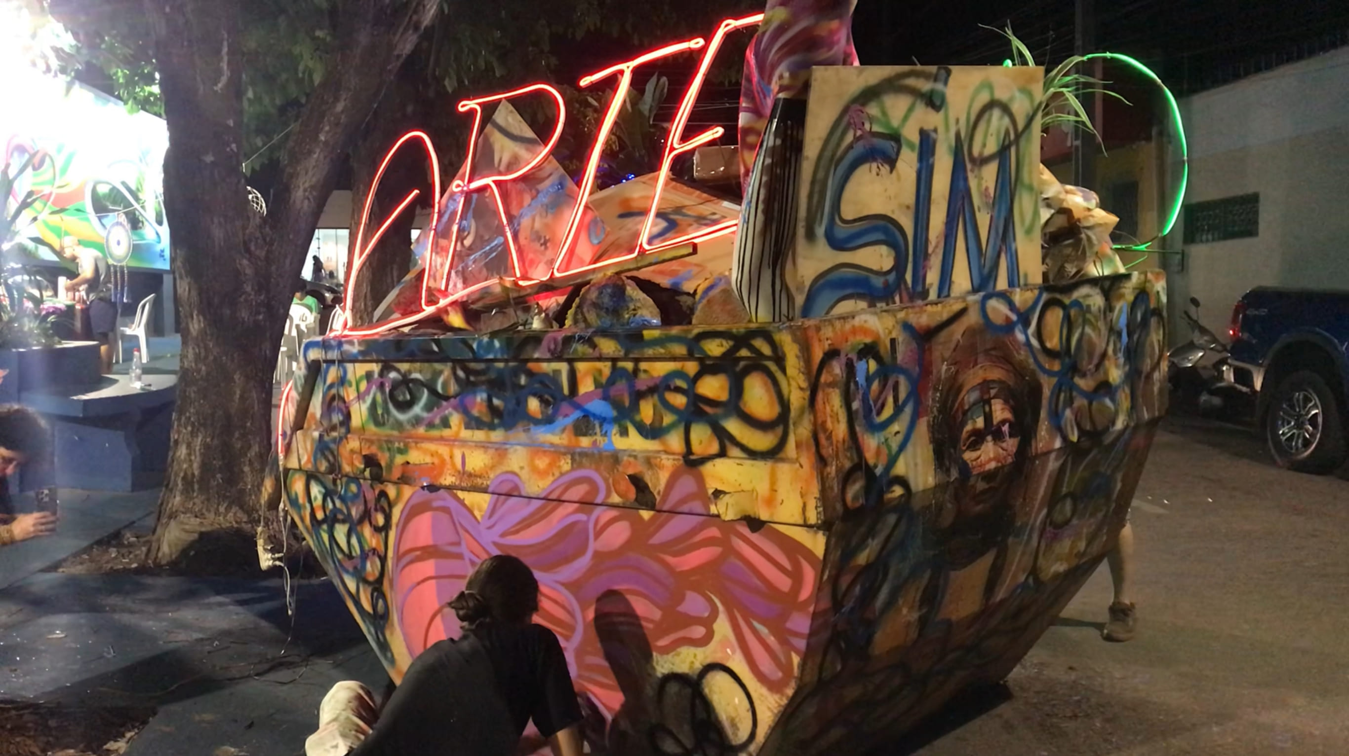 Registro da Calçada da Cultura em Barra do Garças com intervenção artística efêmera