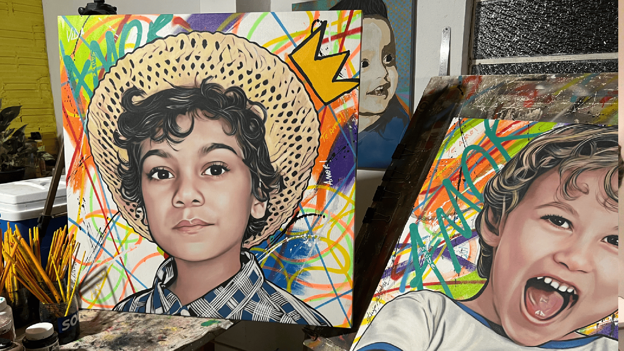 Um close-up dos detalhes de uma obra de arte Pop-Art, mostrando as texturas e linhas marcantes.