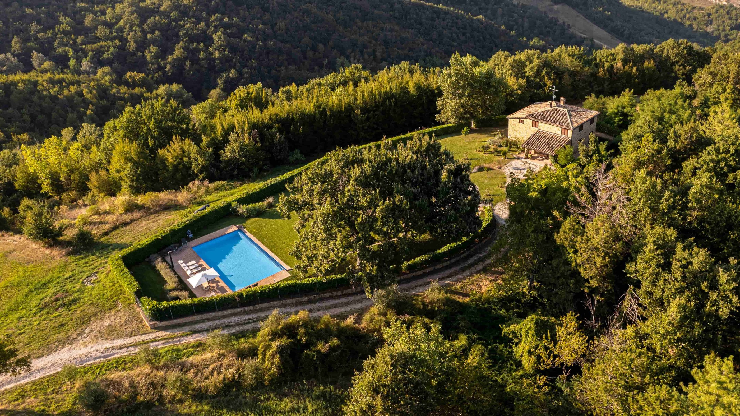 giardino villa vacanza relax piscina Marche