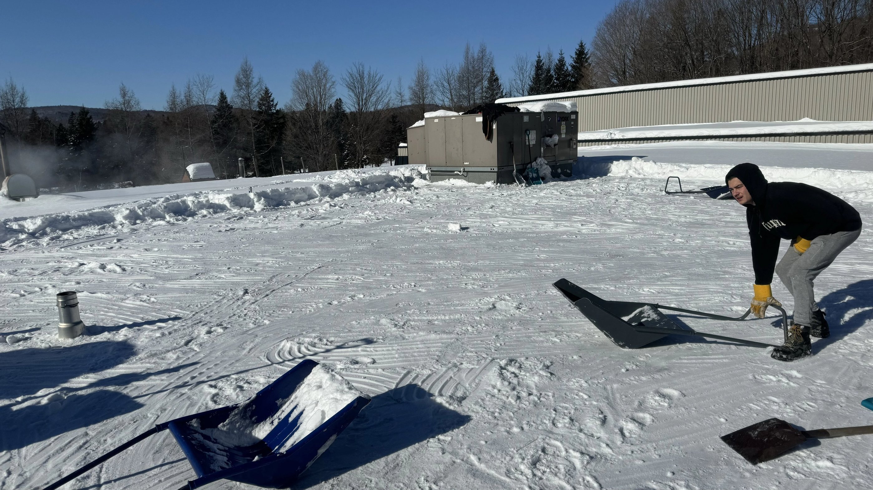 Flat roof snow removal