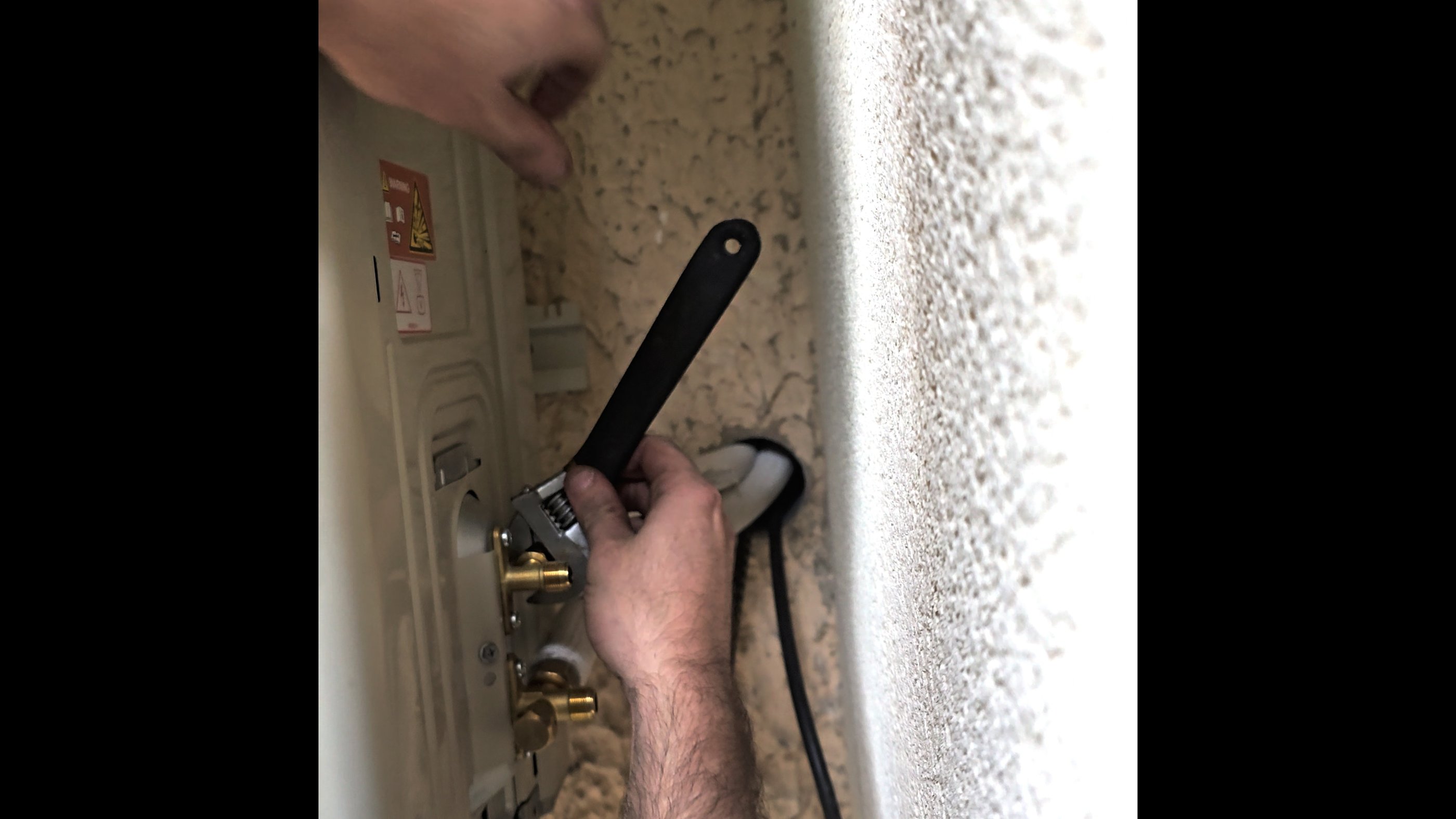 Serrage de dudgeons lors d'une mise en service.