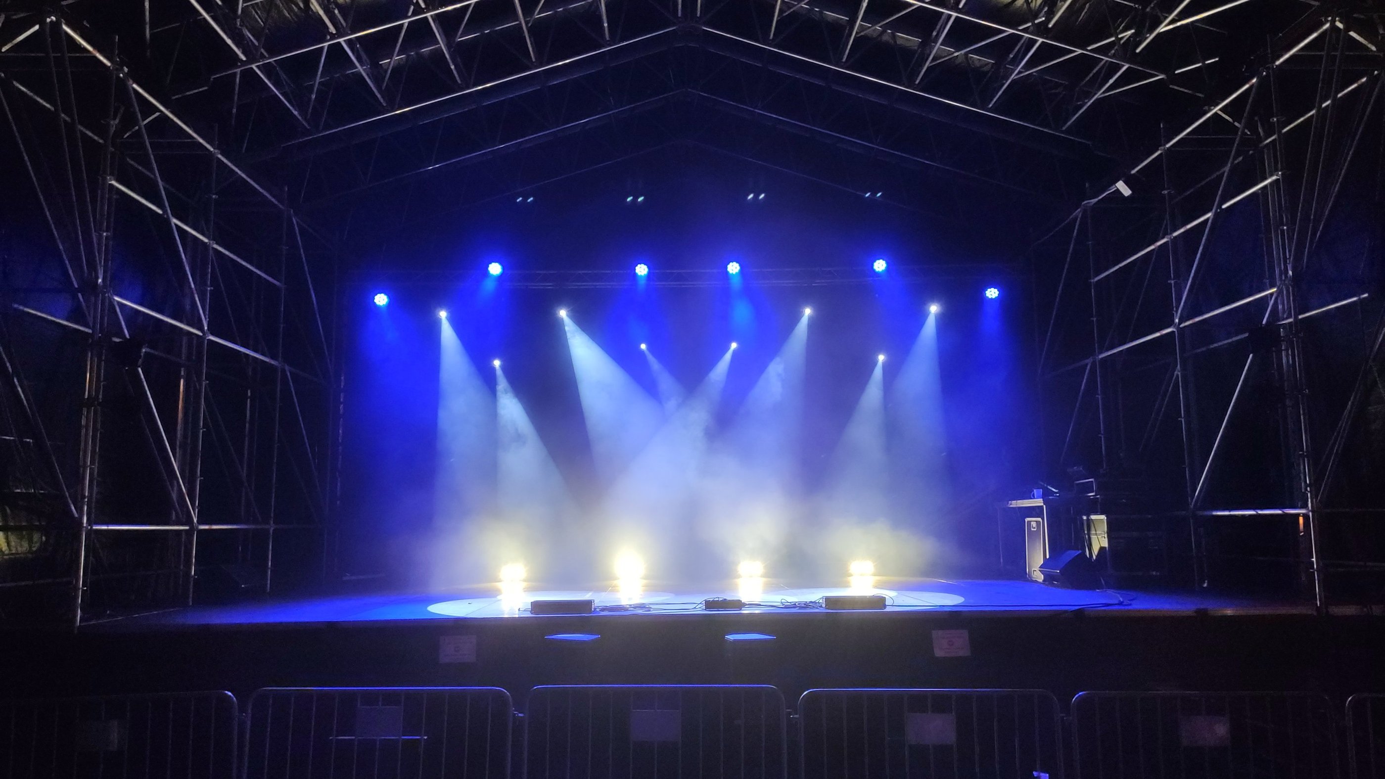 Un escenario con luces azules