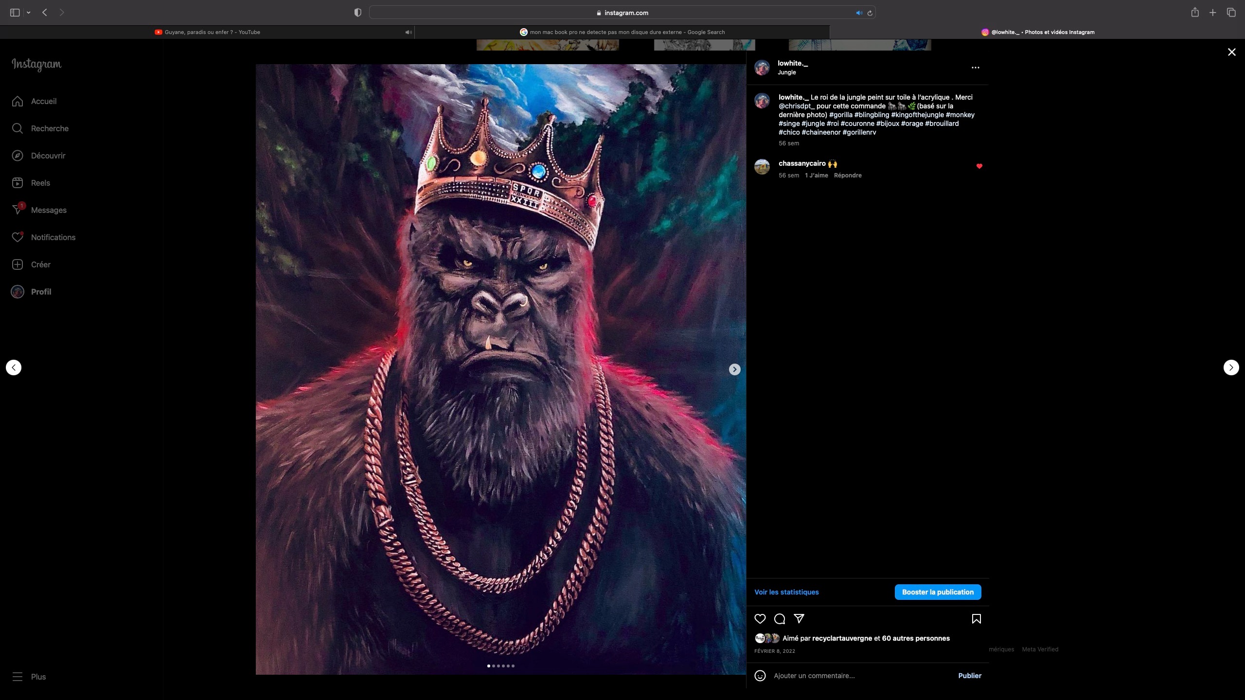une peinture d'un gorille avec une couronne