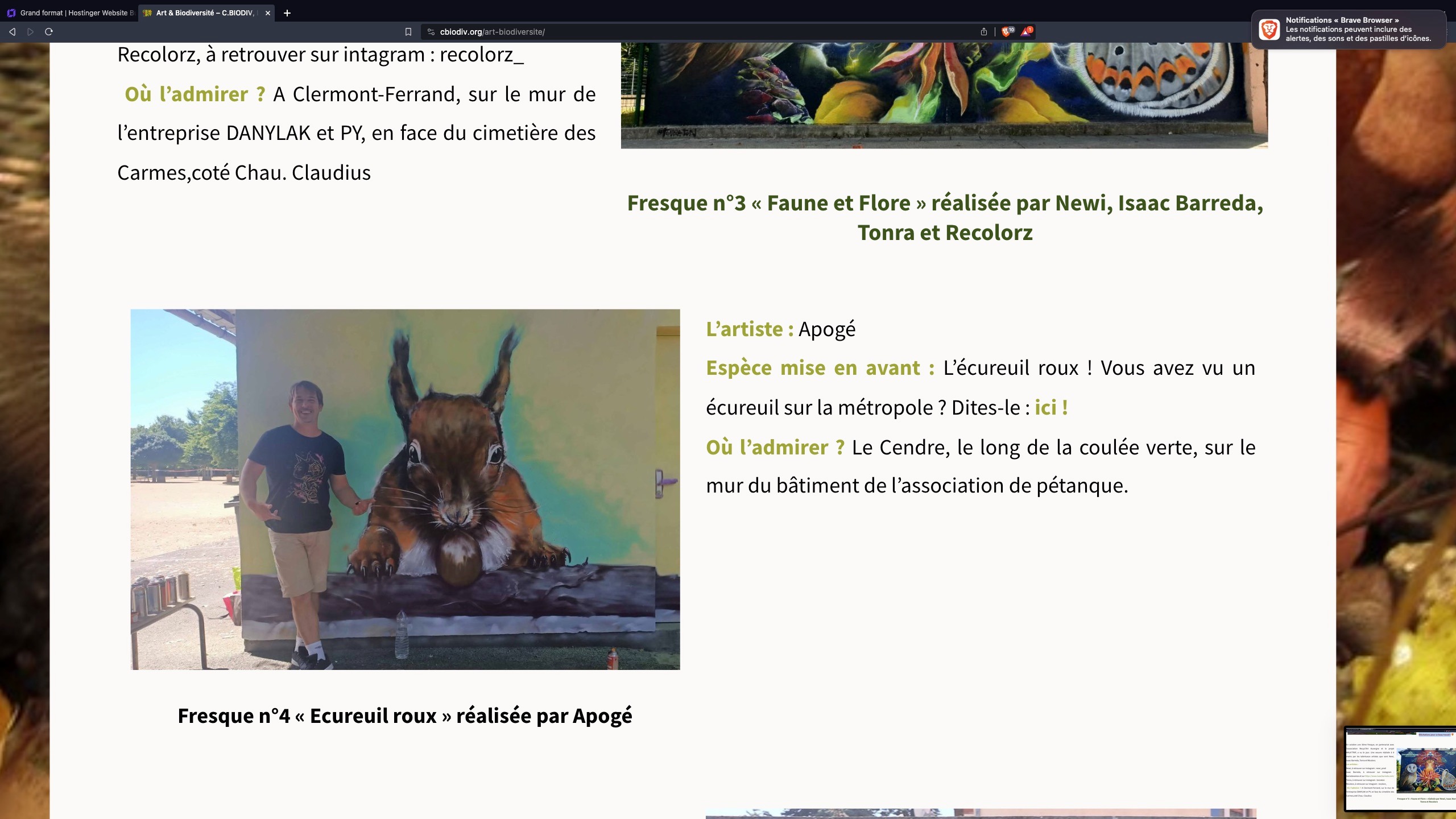 un homme devant un graffiti d'un écureuil 