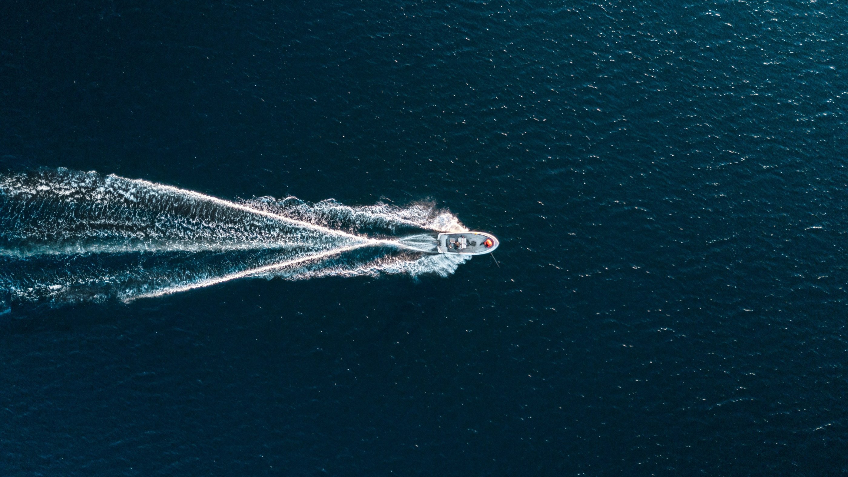 Prise de vue aérienne au Drone d'un bateau en mer