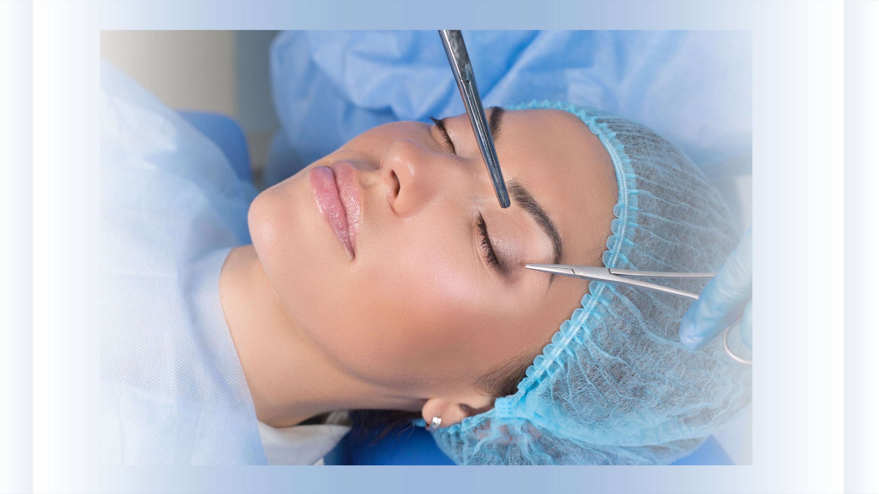 Mulher de olhos fechados em centro cirúrgico aguardando a cirurgia plástica de pálpebras