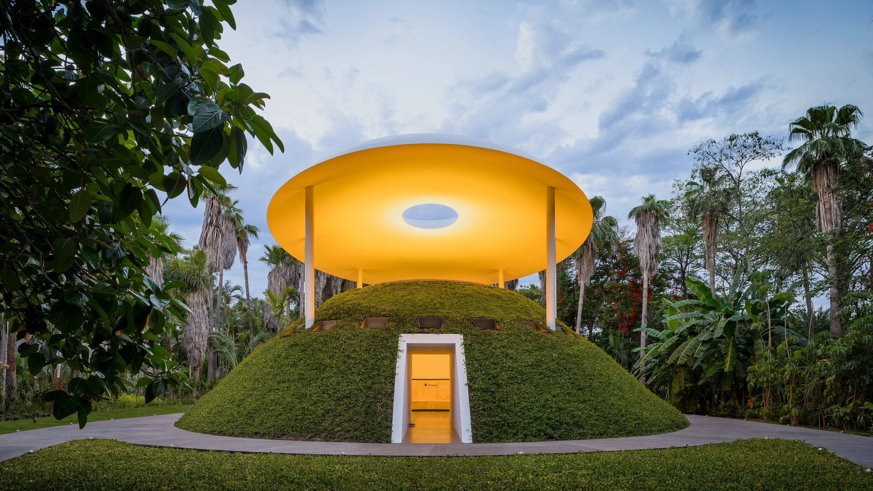 James Turrell, que utiliza luz e espaço para criar experiências meditativas. 