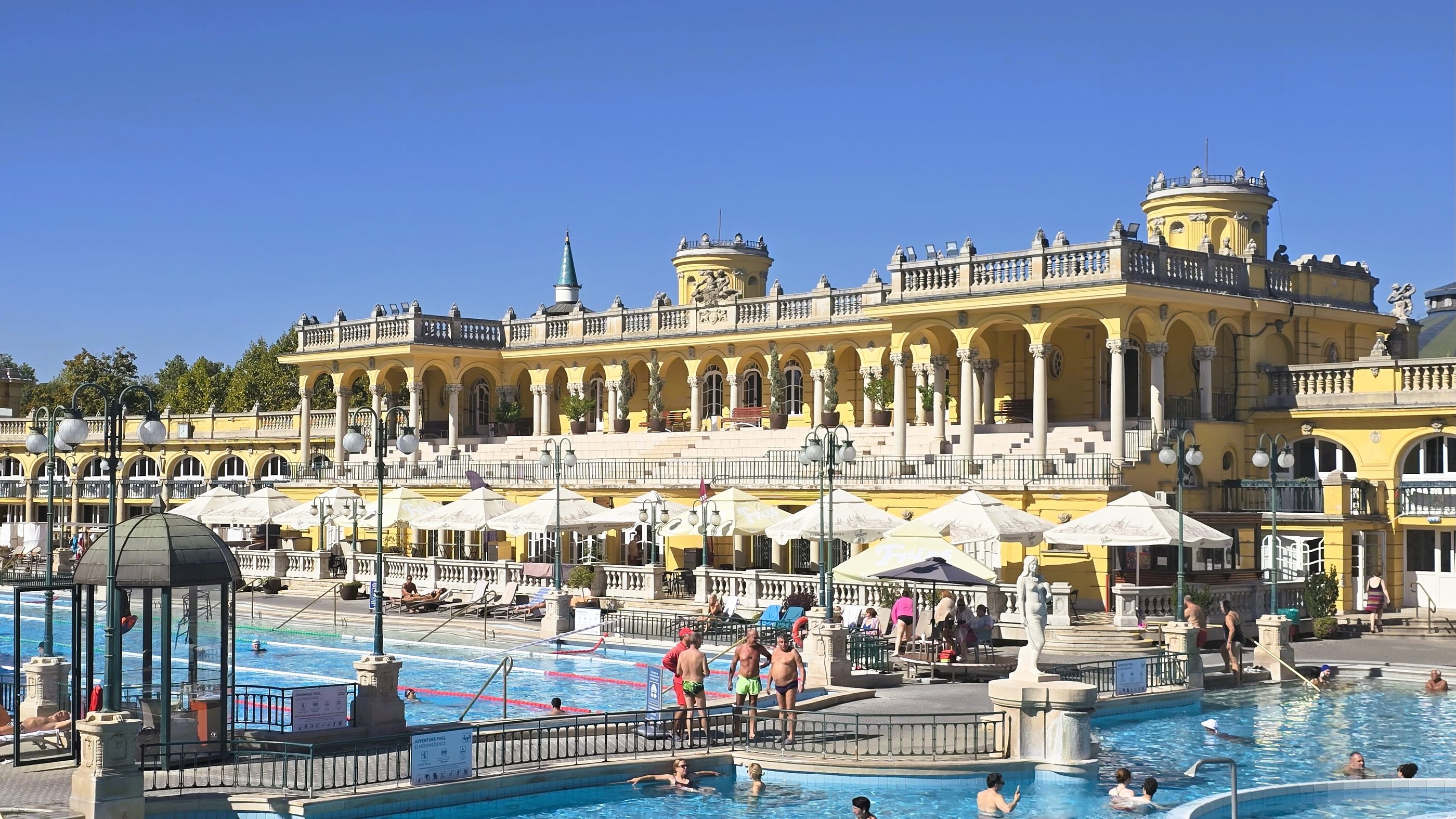Termy Széchenyi na zewnątrz