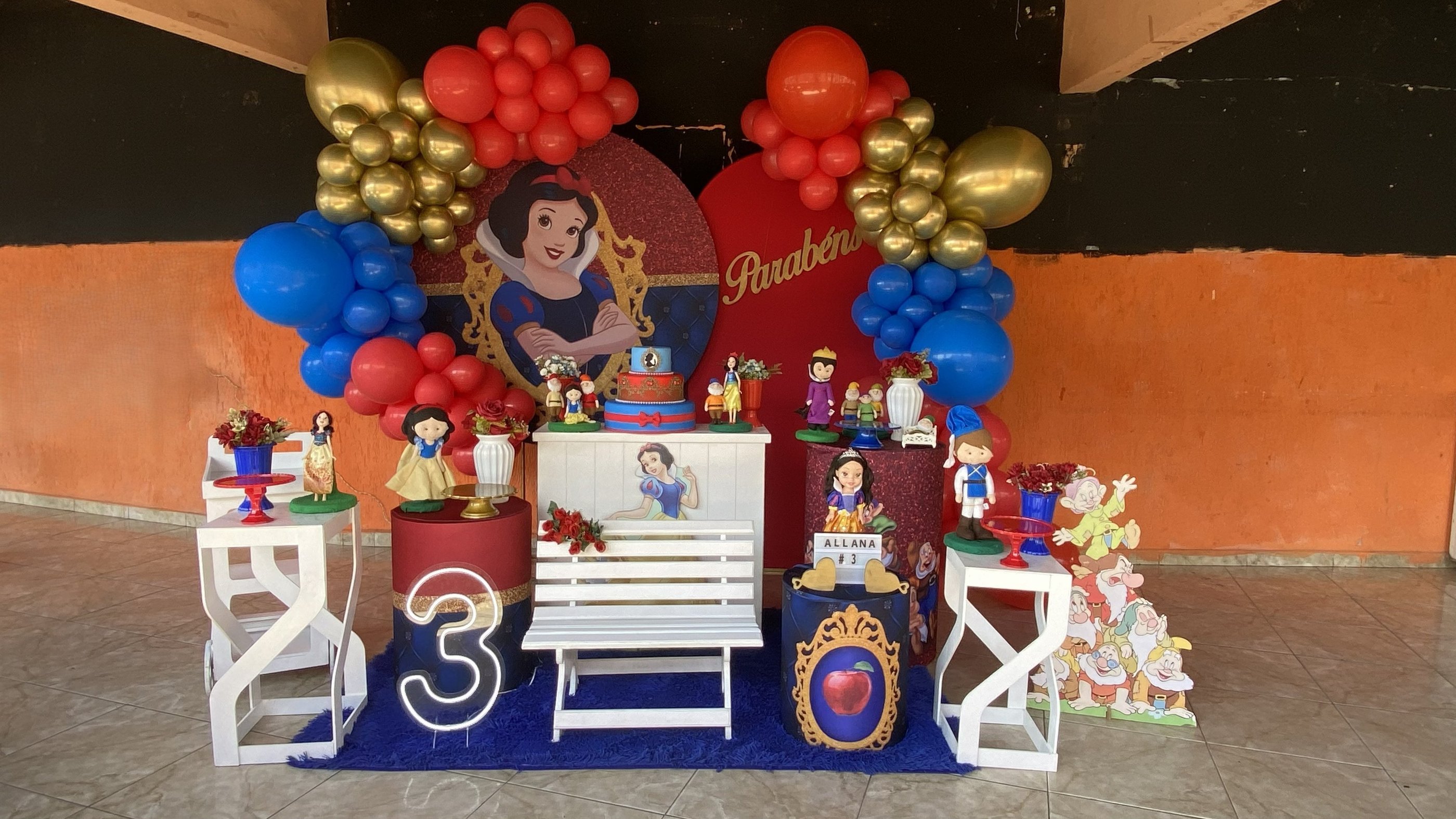 Decoração infantil Branca de Neve com balões vermelho e azul na Freguesia do Ó SP