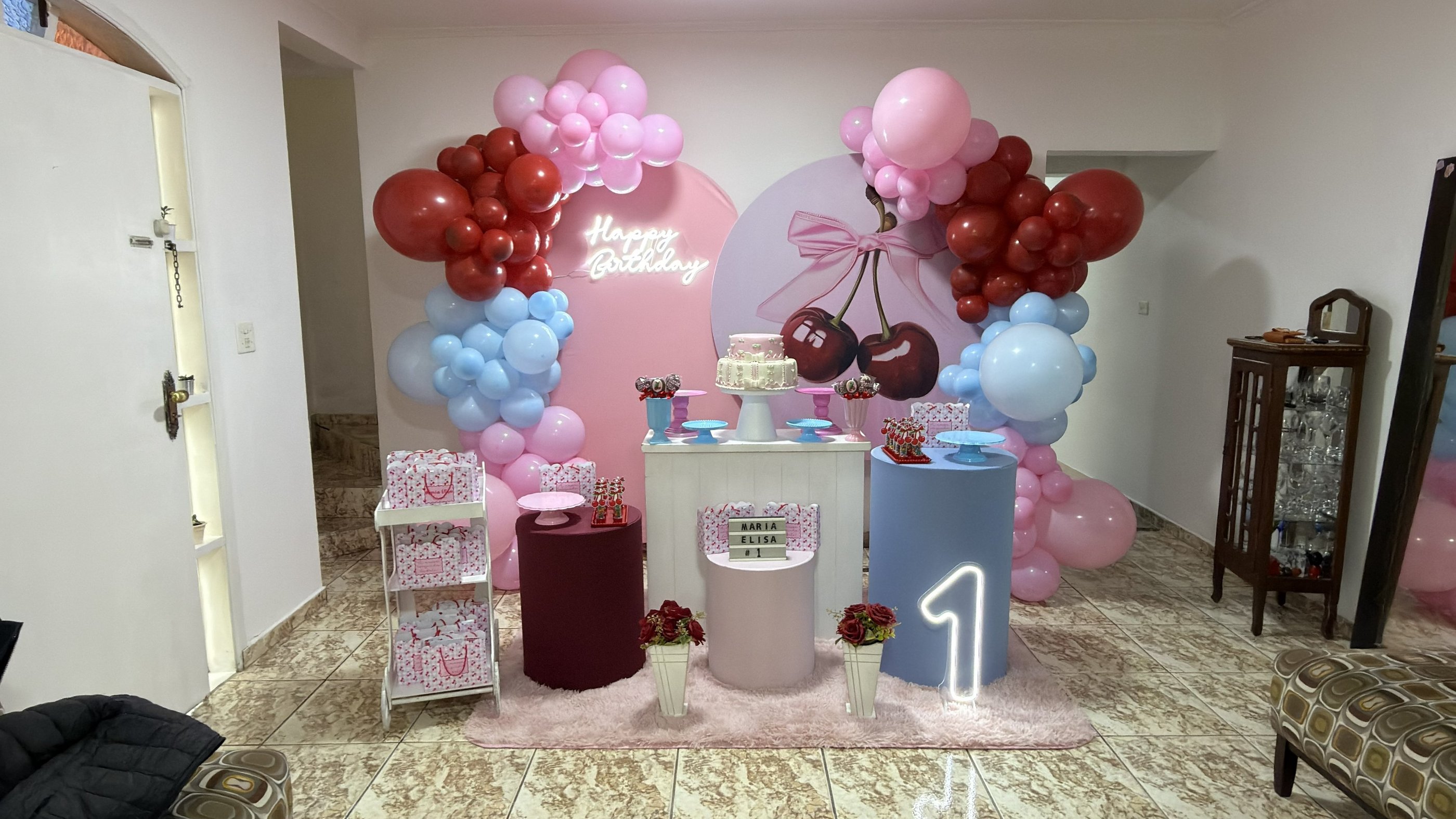 Decoração cerejinhas na Freguesia do Ó com balões e mesa decorada para chá de bebê ou festa infantil