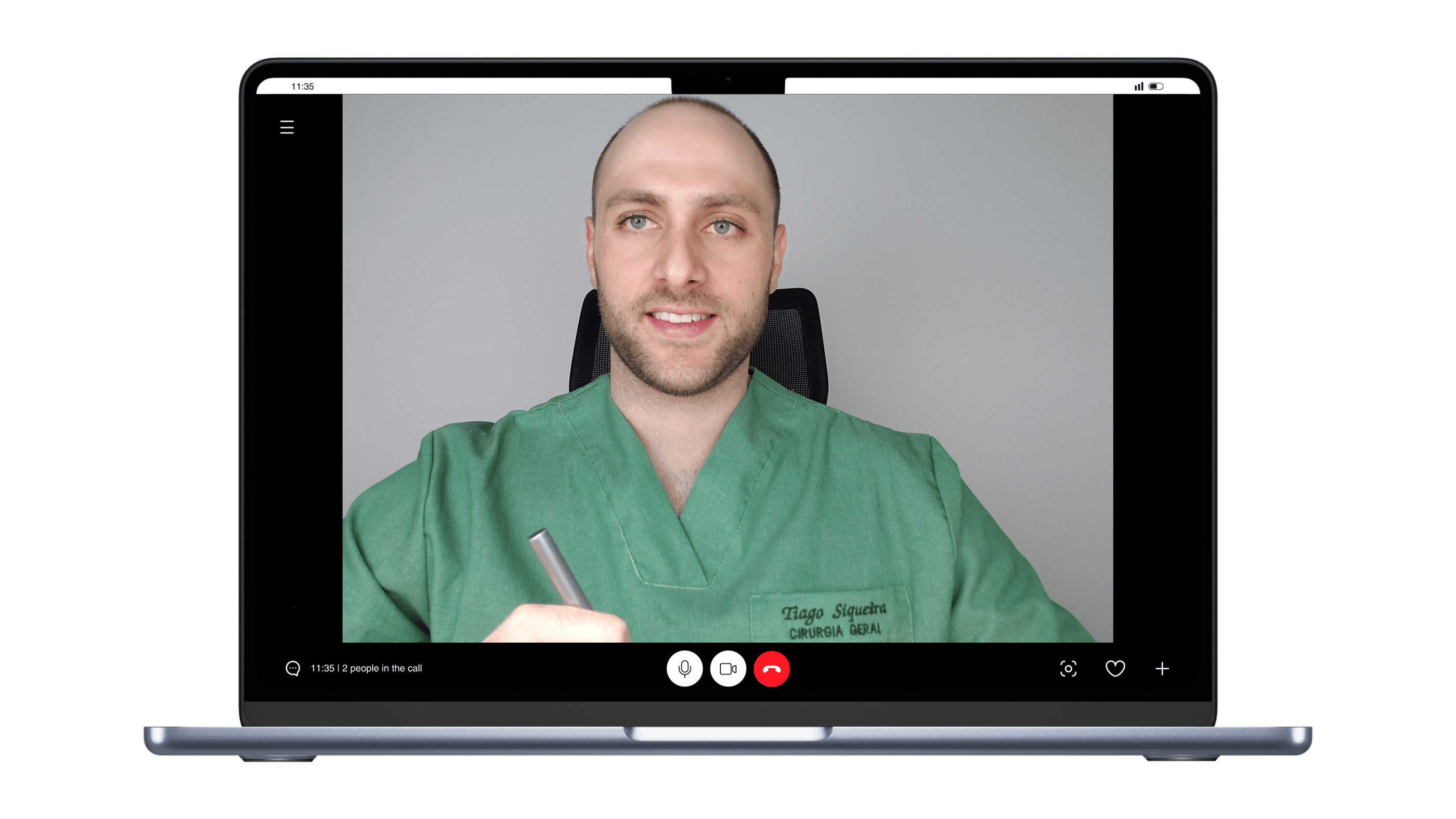 Dr Tiago em teleatendimento.