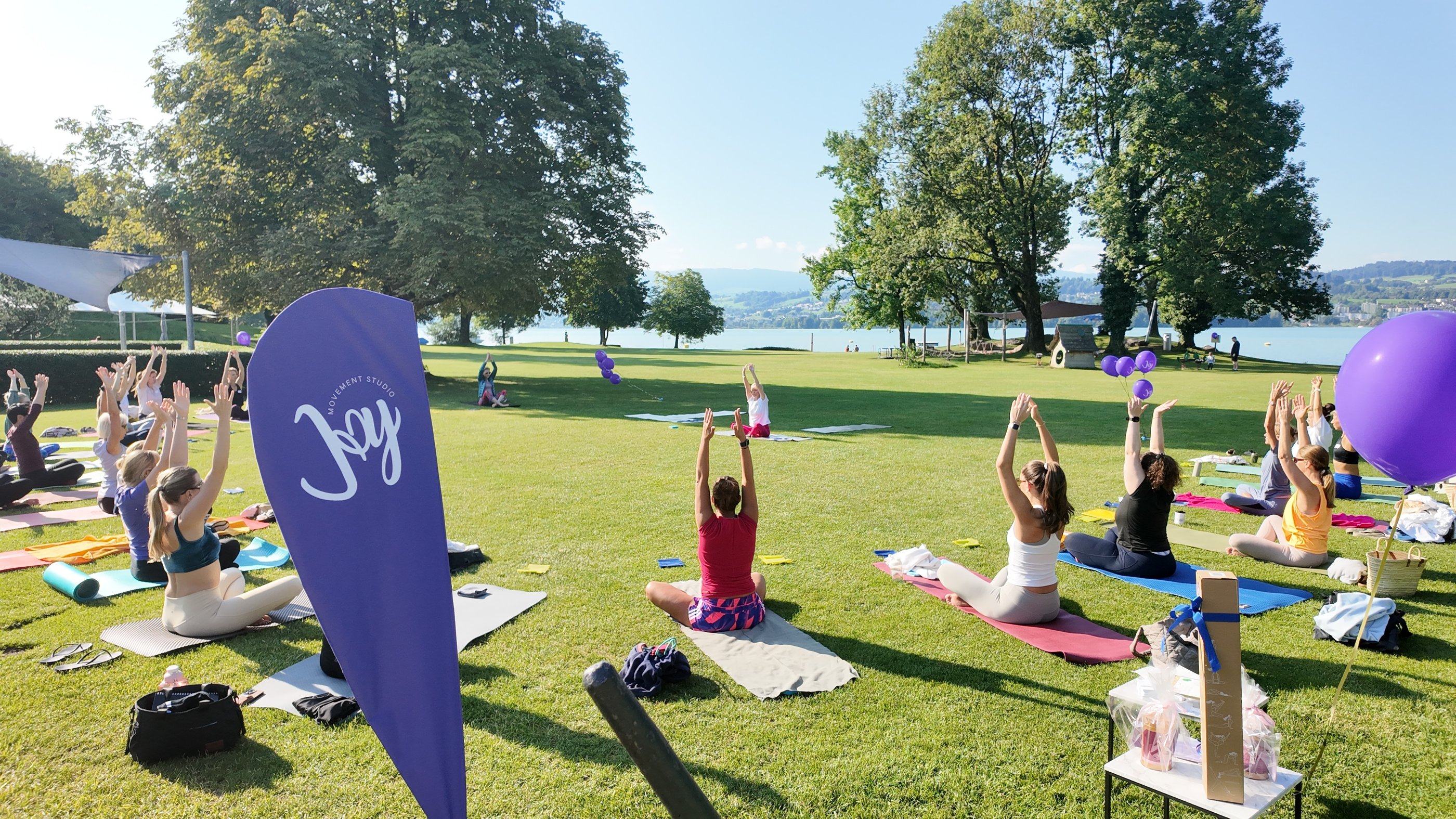 Outdoor barre and stretch class at Strandbad Dorfmeilen with Joy Movement Studio