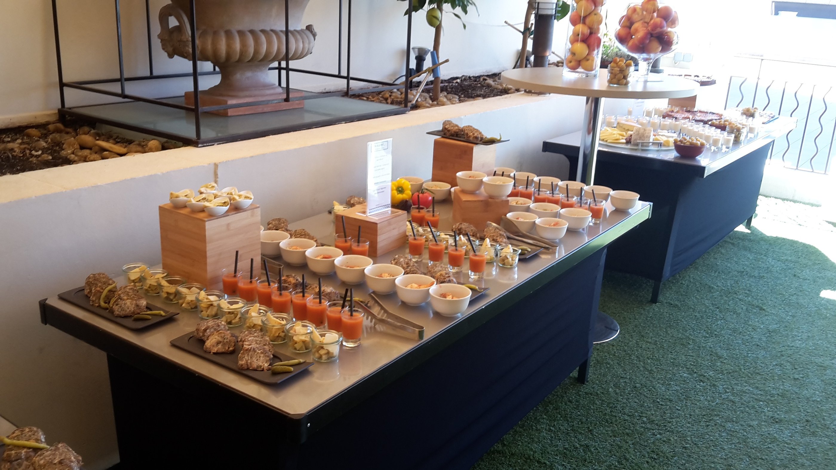 Buffet lors d'un cocktail dinatoire