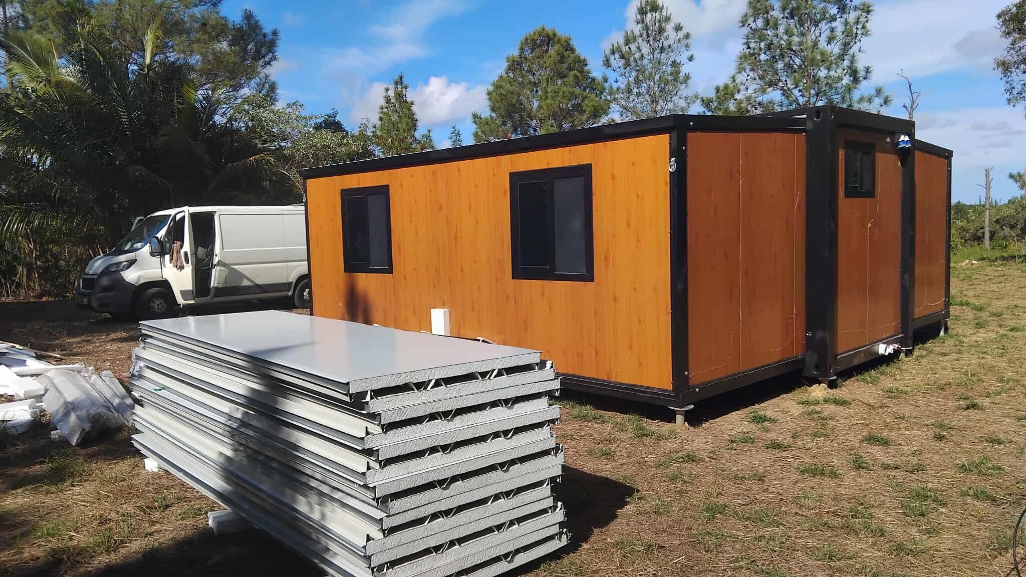 Montage d'une maison modulaire reposant sur des fondations sans béton