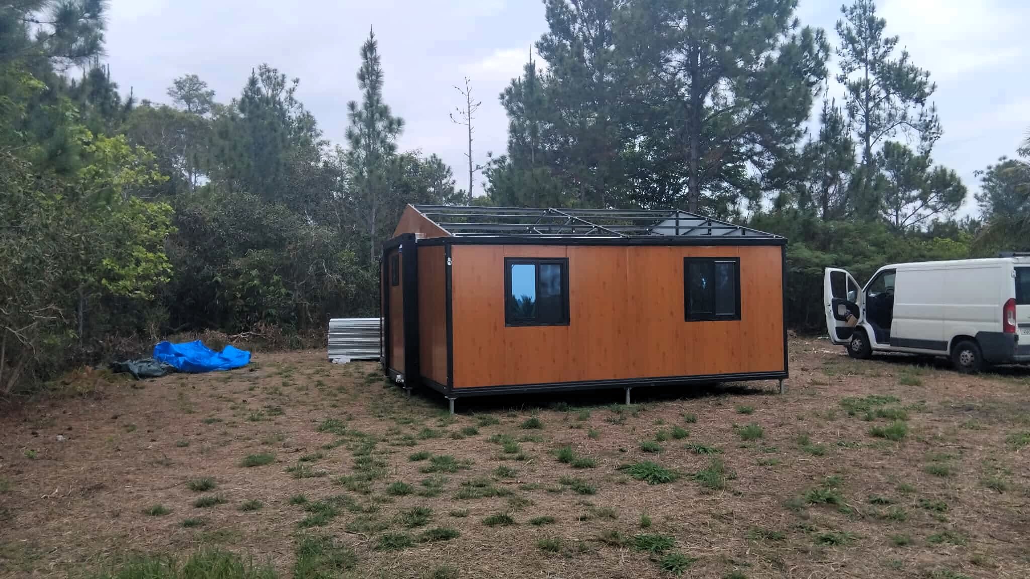 Montage d'une maison préfabriquée type mobilhome.